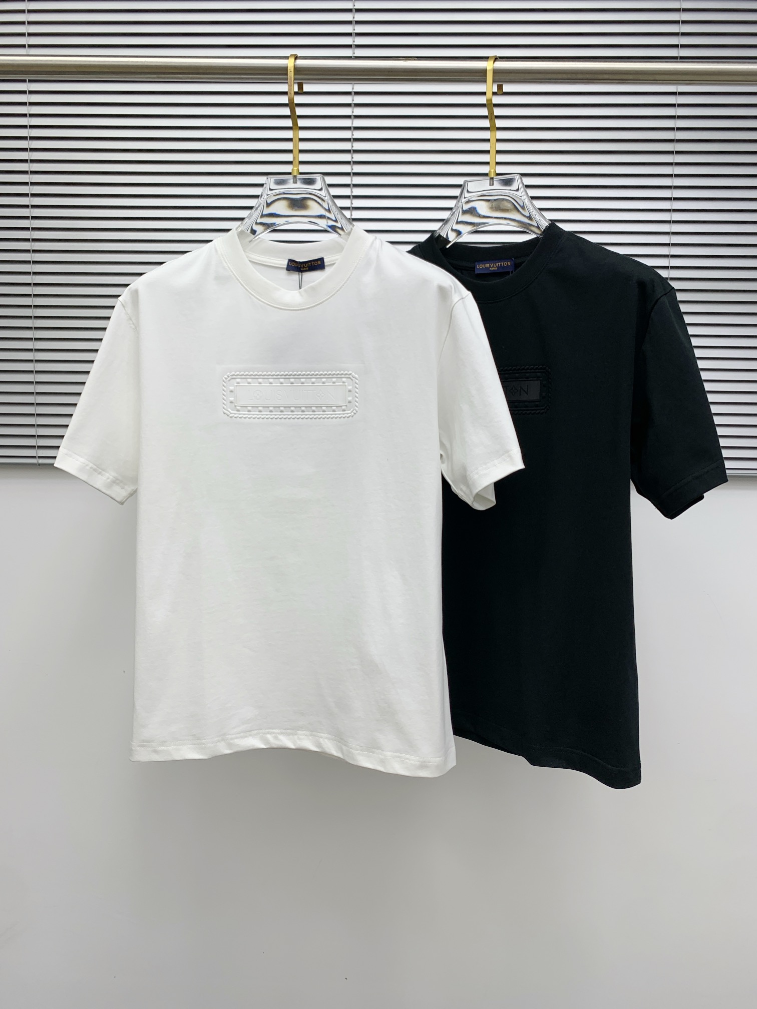 NO:482393,The latest ssLV pure cotton fabric, classic logo, logo, fashionable, simple and trendy short sleeves, the top quality counter original single short sleeves, the top production process imported fabric, the unique design of the counter model, using imported high-end customized fabrics. The official website is on sale!  Excellent fabric style, size M-3XL, louis vuitton, T-shirt, alexander wang19860909ssLV纯棉最新面料经典标识图案logo时尚简约潮流短袖,最顶级的品质专柜原单短袖,顶级制作工艺进口面料,专柜款独特设计,采用进口高端订制面料.官网在售！面料版型超赞 码数M-3XL,,louis vuitton,T-shirt,alexander wang,Men's clothing