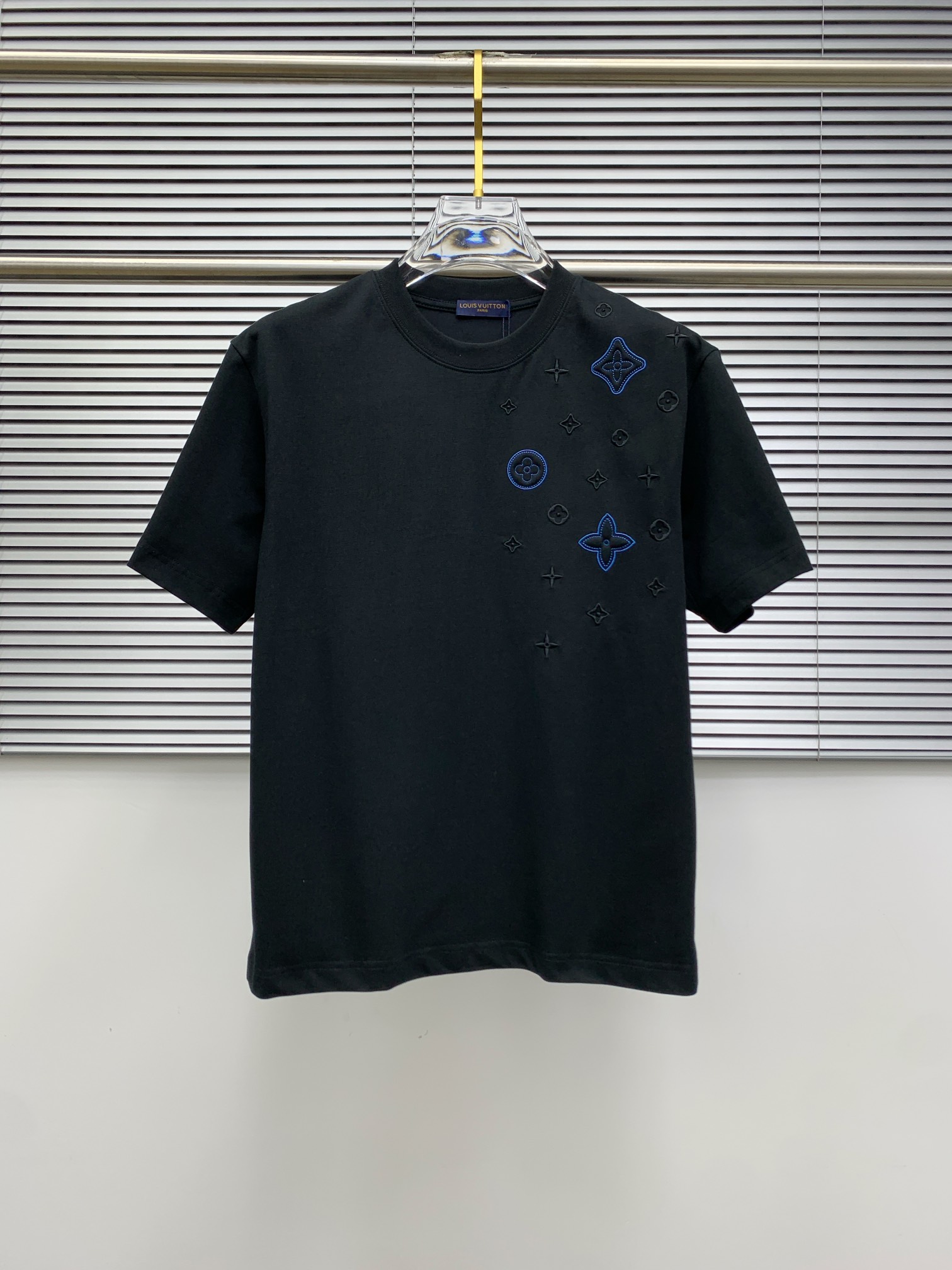 NO:482399,The latest ssLV pure cotton fabric, classic logo, logo, fashionable, simple and trendy short sleeves, the top quality counter original single short sleeves, the top production process imported fabric, the unique design of the counter model, using imported high-end customized fabrics. The official website is on sale!  Excellent fabric size..Black and white M-3XL,,louis vuitton,T-shirt,alexander wang19860909ssLV纯棉最新面料经典标识图案logo时尚简约潮流短袖,最顶级的品质专柜原单短袖,顶级制作工艺进口面料,专柜款独特设计,采用进口高端订制面料.官网在售！面料版型超赞 码数..黑白色 M-3XL,,louis vuitton,T-shirt,alexander wang,Men's clothing