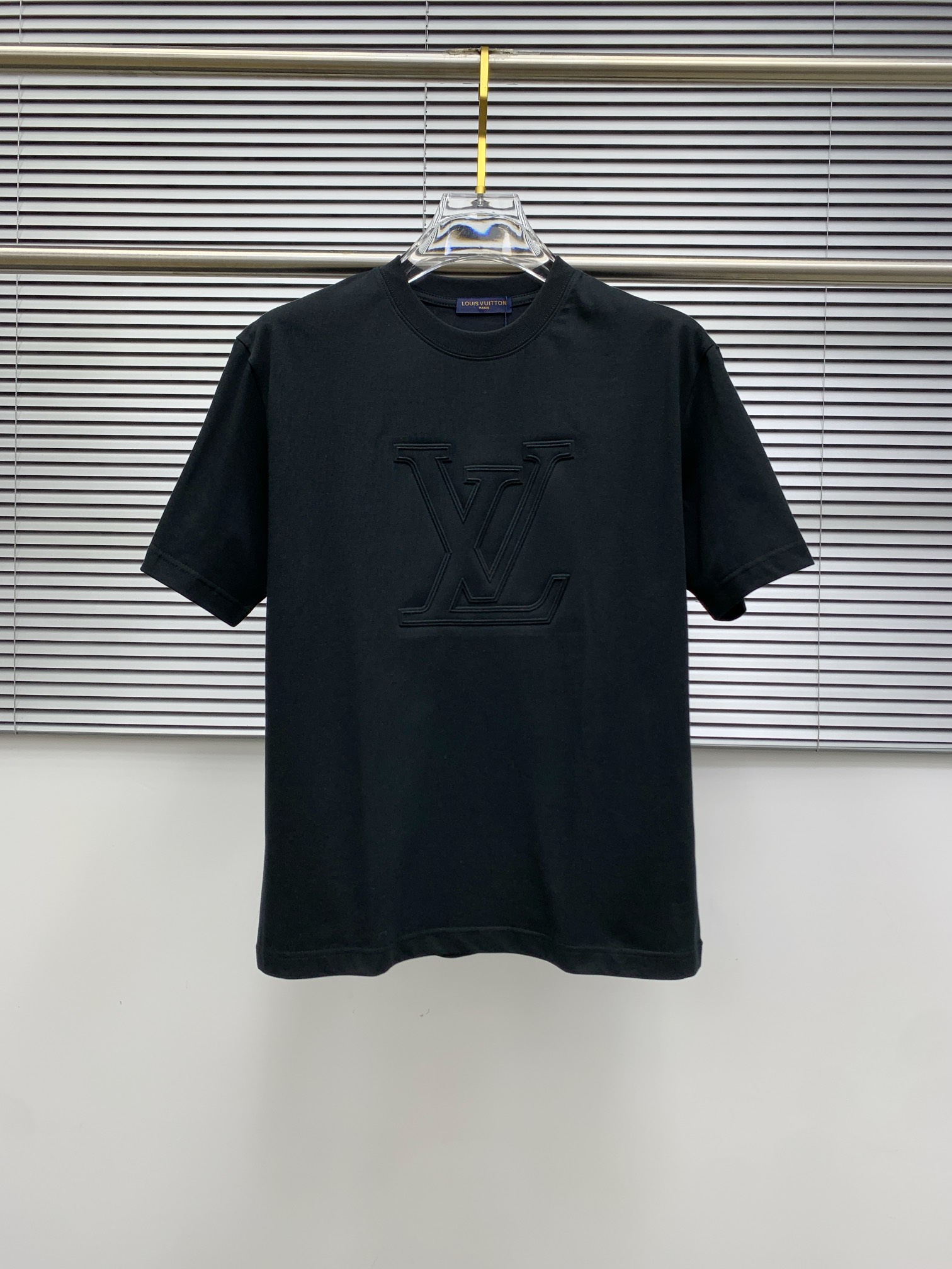 NO:482415,The latest ssLV pure cotton fabric, classic logo, logo, fashionable, simple and trendy short sleeves, the top quality counter original single short sleeves, the top production process imported fabric, the unique design of the counter model, using imported high-end customized fabrics. The official website is on sale!  Excellent fabric fit M-3XL, louis vuitton, T-shirt, alexander wang19860909ssLV纯棉最新面料经典标识图案logo时尚简约潮流短袖,最顶级的品质专柜原单短袖,顶级制作工艺进口面料,专柜款独特设计,采用进口高端订制面料.官网在售！面料版型超赞 码数M-3XL,,louis vuitton,T-shirt,alexander wang,Men's clothing