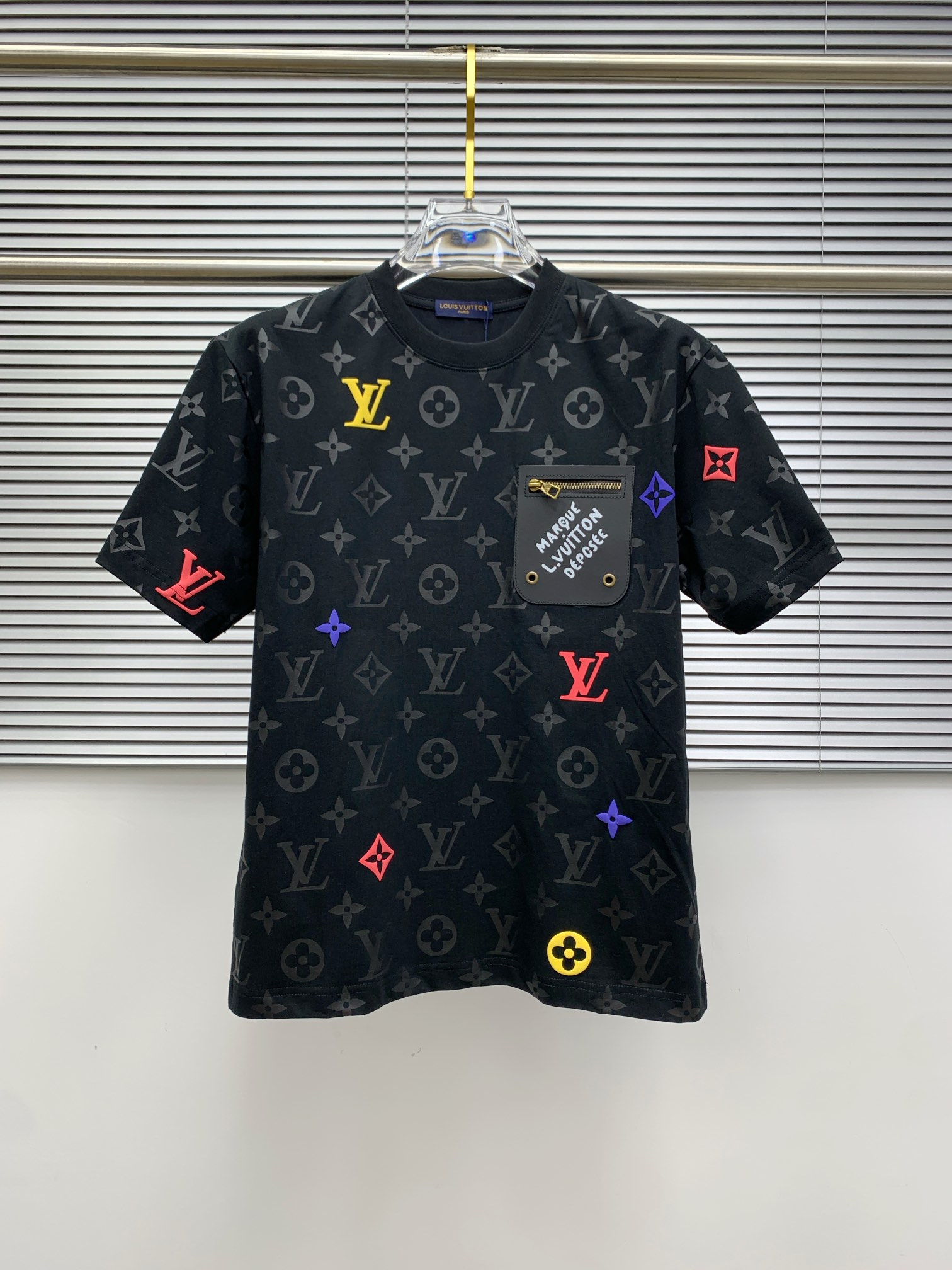 NO:482420,The latest ssLV pure cotton fabric, classic logo, logo, fashionable, simple and trendy short sleeves, the top quality counter original single short sleeves, the top production process imported fabric, the unique design of the counter model, using imported high-end customized fabrics. The official website is on sale!  Excellent fabric layout. M-3XL, louis vuitton, T-shirt, alexander wang19860909ssLV纯棉最新面料经典标识图案logo时尚简约潮流短袖,最顶级的品质专柜原单短袖,顶级制作工艺进口面料,专柜款独特设计,采用进口高端订制面料.官网在售！面料版型超赞 码数.M-3XL,,louis vuitton,T-shirt,alexander wang,Men's clothing