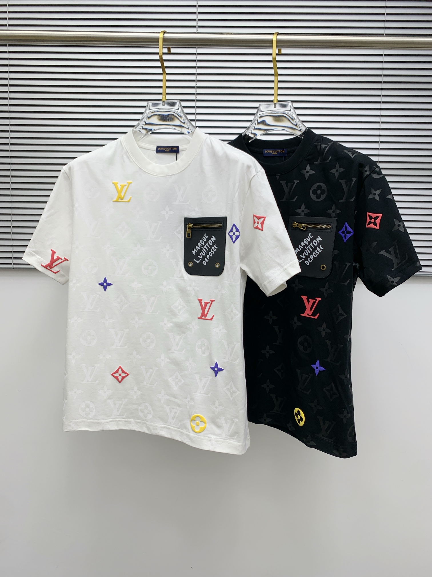 NO:128002,Ss Lotus Cotton’s latest fabric (highest version) classic logo pattern logo stylish simple trendy short sleeves, top quality counter original single short sleeves, top production craft imported fabrics, unique design of the counter model, using imported high-end customized fabrics. The official website is on sale!  Fabric style, size..Black and white M-3XL,,louis vuitton,louis vuitton,T-shirt,alexander wang19860909ss驴家纯棉最新面料（最高版本）经典标识图案logo时尚简约潮流短袖,最顶级的品质专柜原单短袖,顶级制作工艺进口面料,专柜款独特设计,采用进口高端订制面料.官网在售！面料版型超赞 码数..黑白色 M-3XL,,louis vuitton,louis vuitton,T-shirt,alexander wang,Men's clothing