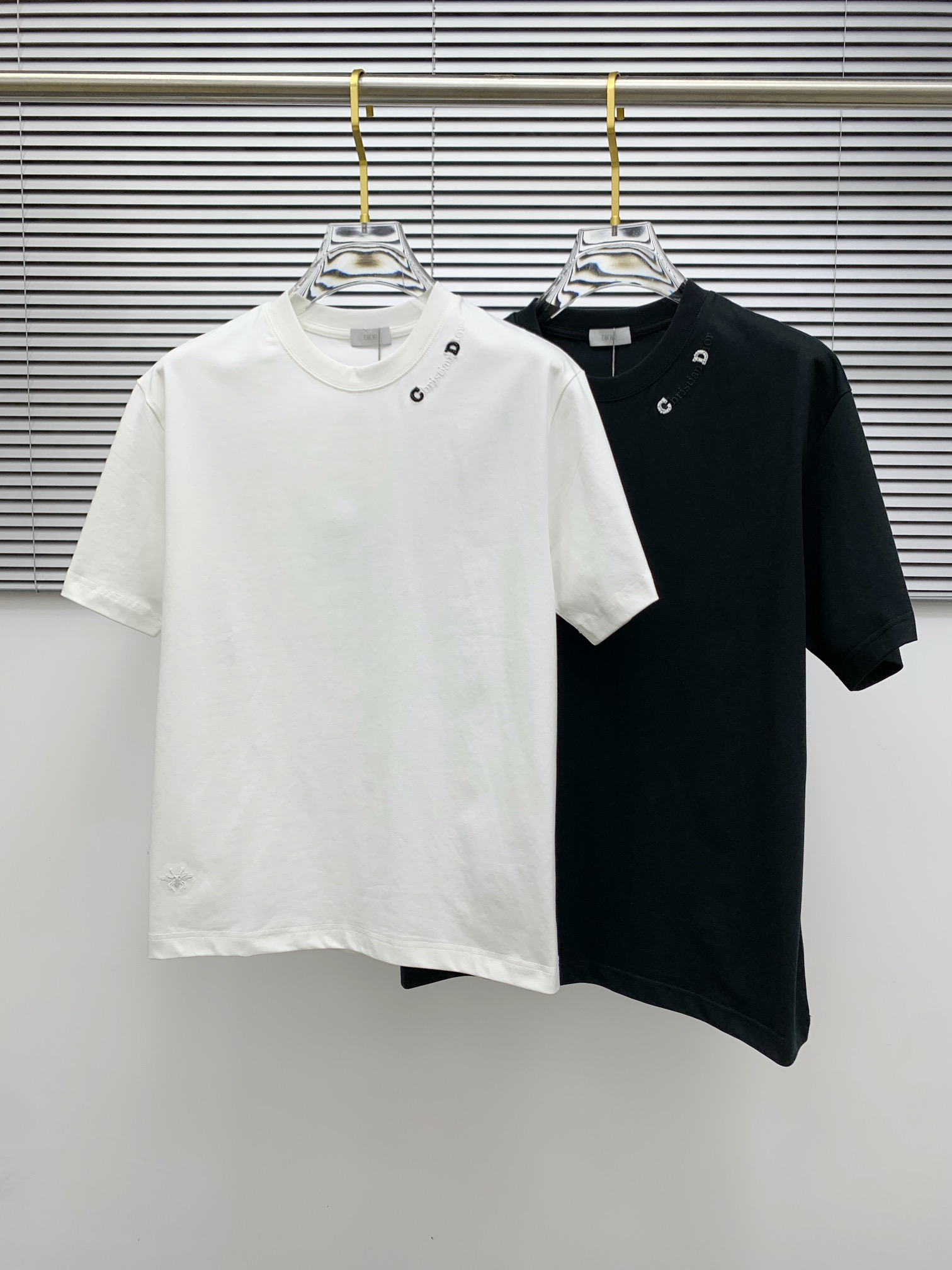 NO:128005,Ss Dijia Pure Cotton Latest Fabric (The highest version) Classic logo pattern logo, fashionable simple trendy short sleeves, the top quality counter original single short sleeves, top-level production craft imported fabrics, unique design of the counter model, using imported high-end customized fabrics. The official website is on sale!  Excellent fabric fit, size..Black and white M-3XL,,dior,T-shirt,alexander wang19860909ss迪家纯棉最新面料（最高版本）经典标识图案logo时尚简约潮流短袖,最顶级的品质专柜原单短袖,顶级制作工艺进口面料,专柜款独特设计,采用进口高端订制面料.官网在售！面料版型超赞 码数..黑白色 M-3XL,,dior,T-shirt,alexander wang,Men's clothing