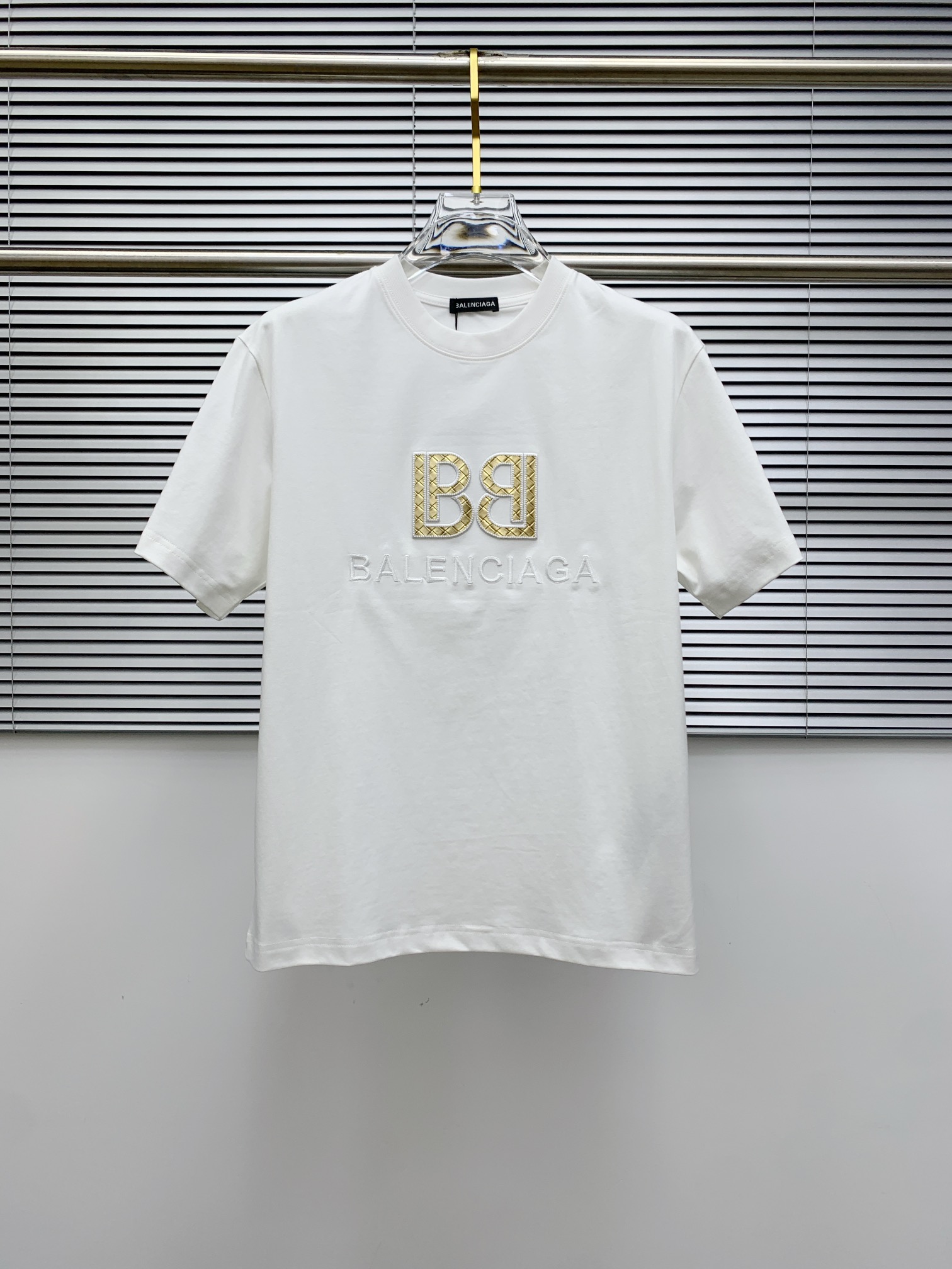 NO:482381,Ss Burberry pure cotton latest fabric classic logo pattern logo fashionable simple trendy short sleeves, top quality counter original single short sleeves, top production craft imported fabrics, unique design of counter style, using imported high-end customized fabrics. The official website is on sale!  Excellent fabric style, size..Black and white M-3XL, burberry, T-shirt, alexander wang19860909ss巴宝莉纯棉最新面料经典标识图案logo时尚简约潮流短袖,最顶级的品质专柜原单短袖,顶级制作工艺进口面料,专柜款独特设计,采用进口高端订制面料.官网在售！面料版型超赞 码数..黑白色 M-3XL,,burberry,T-shirt,alexander wang,Men's clothing