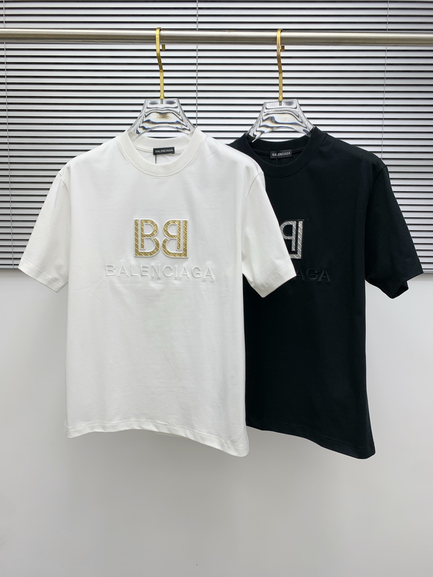 NO:482387,Ss Balenciaga pure cotton latest fabric, classic logo, logo, fashionable, simple and trendy short sleeves, the top quality counter original single short sleeves, top production craft imported fabrics, unique design of the counter model, using imported high-end customized fabrics. The official website is on sale!  Excellent fabric fit, size..Black and white M-3XL,,balenciaga,T-shirt,alexander wang19860909ss巴黎世家纯棉最新面料经典标识图案logo时尚简约潮流短袖,最顶级的品质专柜原单短袖,顶级制作工艺进口面料,专柜款独特设计,采用进口高端订制面料.官网在售！面料版型超赞 码数..黑白色 M-3XL,,balenciaga,T-shirt,alexander wang,Men's clothing