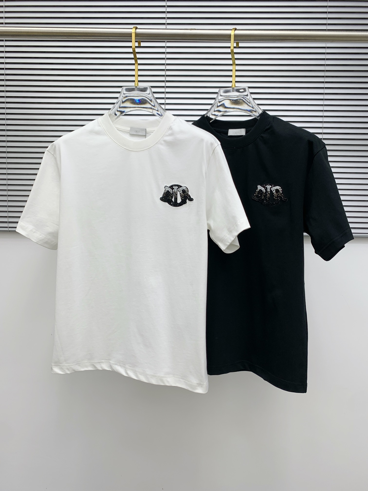 NO:482375,Ss Dior pure cotton latest fabric, classic logo, logo, fashionable, simple and trendy short sleeves, the top quality counter original single short sleeves, top-level production craft imported fabrics, unique design of the counter model, using imported high-end customized fabrics. The official website is on sale!  Excellent fabric fit, size..Black and white M-3XL,,dior,T-shirt,alexander wang19860909ss迪奥纯棉最新面料经典标识图案logo时尚简约潮流短袖,最顶级的品质专柜原单短袖,顶级制作工艺进口面料,专柜款独特设计,采用进口高端订制面料.官网在售！面料版型超赞 码数..黑白色 M-3XL,,dior,T-shirt,alexander wang,Men's clothing