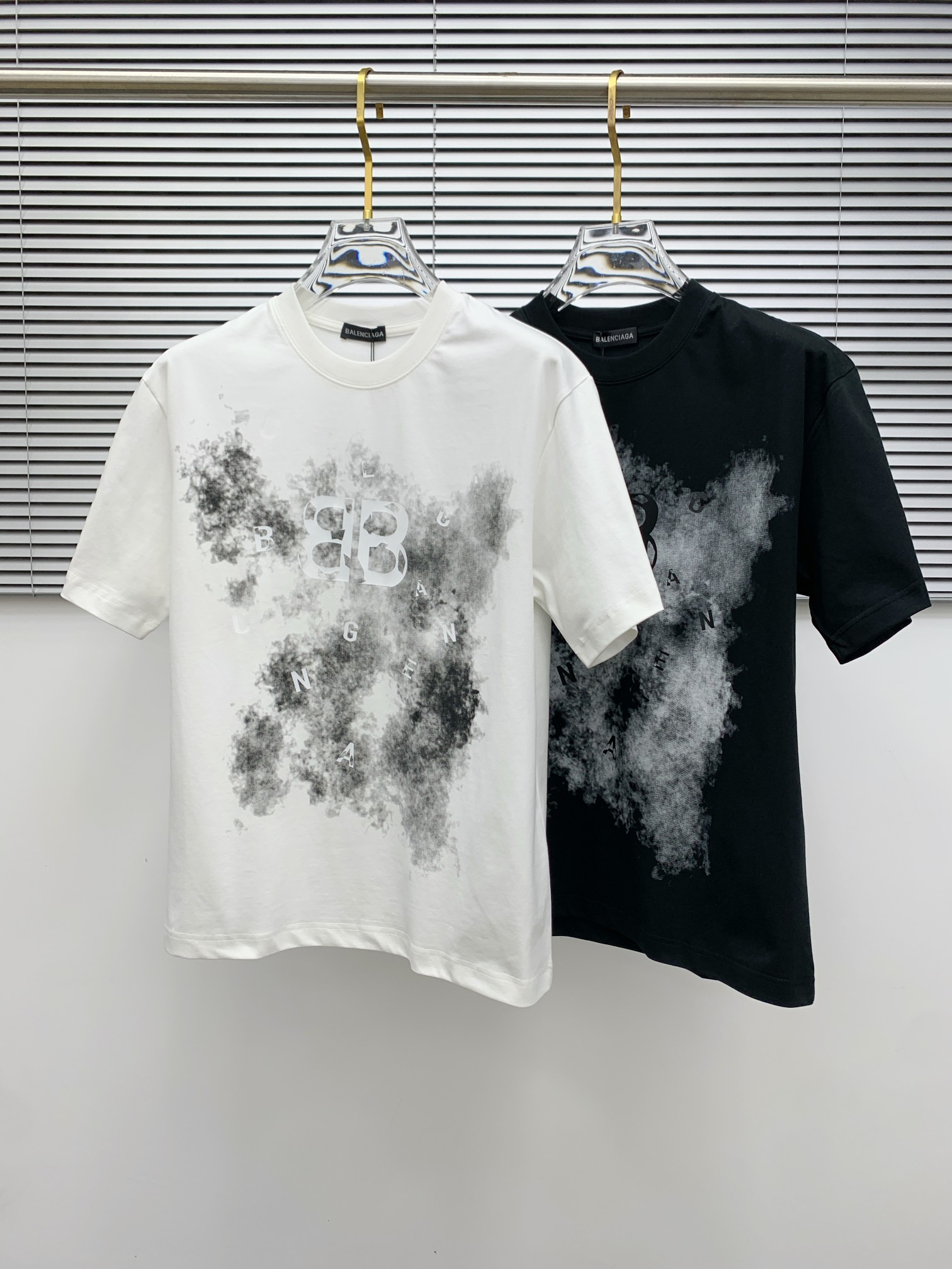 NO:482371,Ss Balenciaga pure cotton latest fabric, classic logo, logo, fashionable, simple and trendy short sleeves, the top quality counter original single short sleeves, top production craft imported fabrics, unique design of the counter model, using imported high-end customized fabrics. The official website is on sale!  Excellent fabric fit, size..Black and white M-3XL,,balenciaga,T-shirt,alexander wang19860909ss巴黎世家纯棉最新面料经典标识图案logo时尚简约潮流短袖,最顶级的品质专柜原单短袖,顶级制作工艺进口面料,专柜款独特设计,采用进口高端订制面料.官网在售！面料版型超赞 码数..黑白色 M-3XL,,balenciaga,T-shirt,alexander wang,Men's clothing