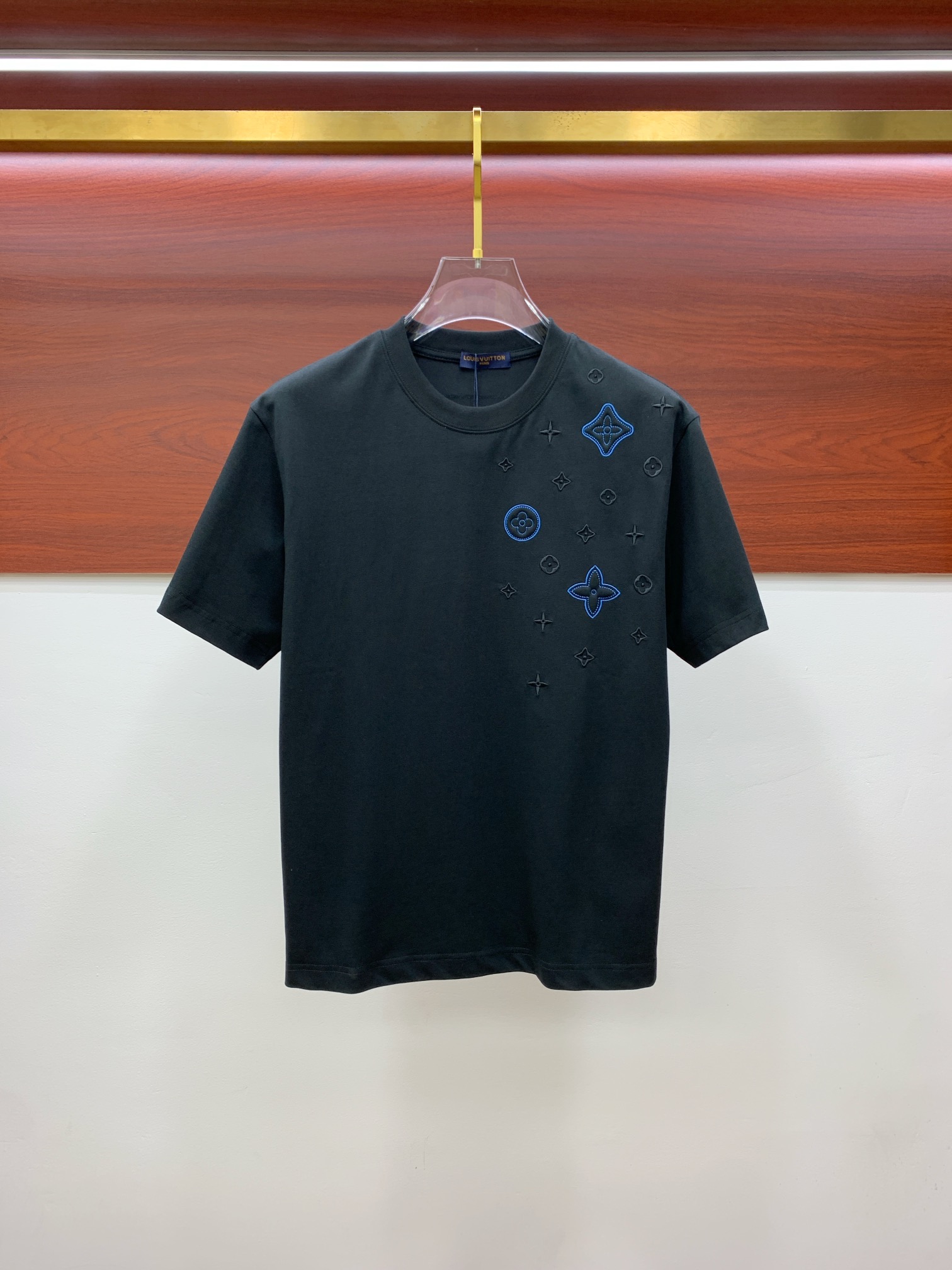 NO:471377,The latest ssLV pure cotton fabric, classic logo, logo, fashionable, simple and trendy short sleeves, the top quality counter original single short sleeves, the top production process imported fabric, the unique design of the counter model, using imported high-end customized fabrics. The official website is on sale!  Excellent fabric size..Black and white M-3XL,,louis vuitton,T-shirt,alexander wang19860909ssLV纯棉最新面料经典标识图案logo时尚简约潮流短袖,最顶级的品质专柜原单短袖,顶级制作工艺进口面料,专柜款独特设计,采用进口高端订制面料.官网在售！面料版型超赞 码数..黑白色 M-3XL,,louis vuitton,T-shirt,alexander wang,Men's clothing