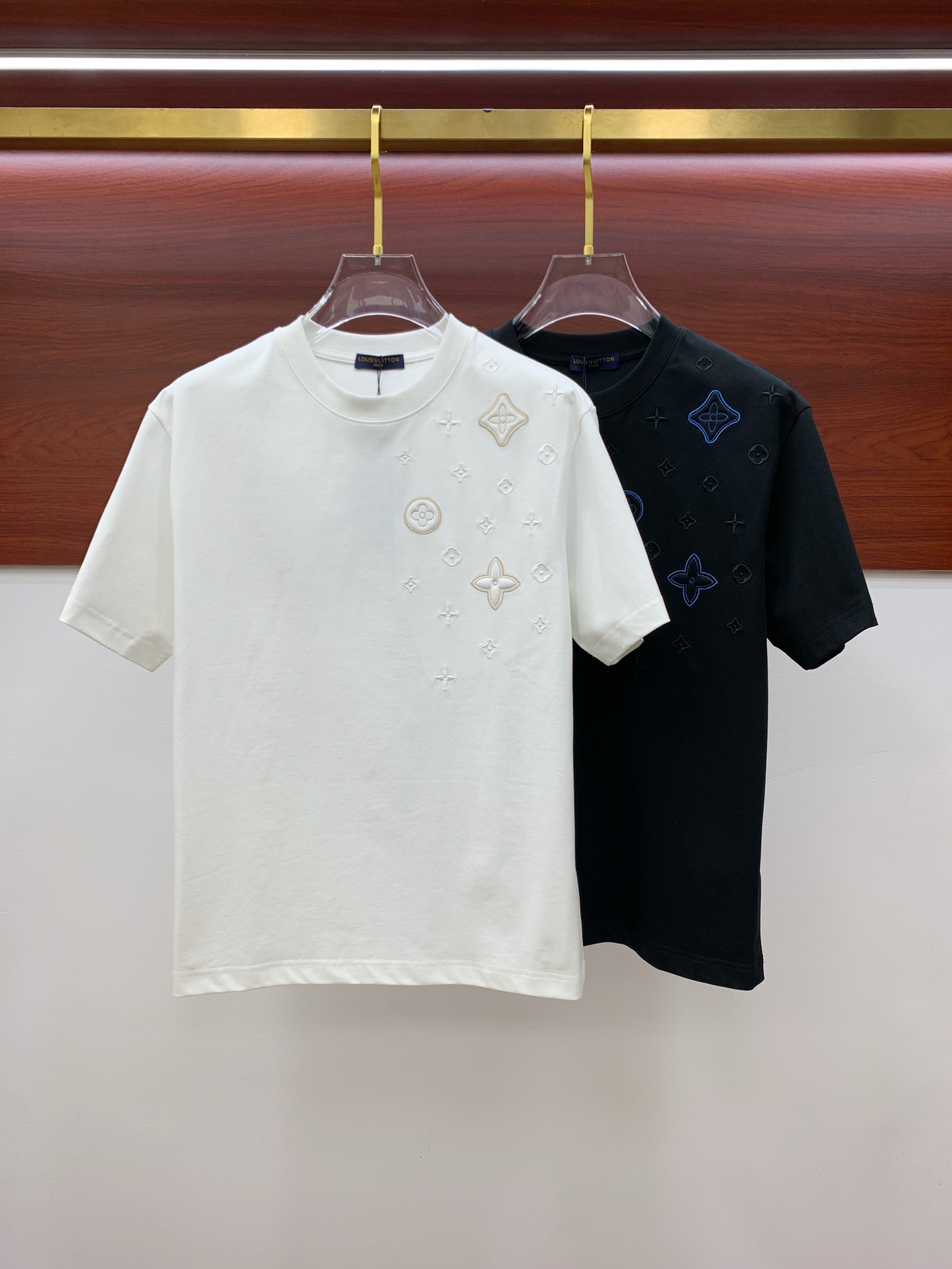 NO:471382,The latest ssLV pure cotton fabric (highest version) classic logo pattern logo fashionable simple trendy short sleeves, the top quality counter original single short sleeves, the top production process imported fabric, the unique design of the counter model, using imported high-end customized fabrics. The official website is on sale!  Excellent fabric size..Black and white M-3XL,,louis vuitton,T-shirt,alexander wang19860909ssLV纯棉最新面料（最高版本）经典标识图案logo时尚简约潮流短袖,最顶级的品质专柜原单短袖,顶级制作工艺进口面料,专柜款独特设计,采用进口高端订制面料.官网在售！面料版型超赞 码数..黑白色 M-3XL,,louis vuitton,T-shirt,alexander wang,Men's clothing