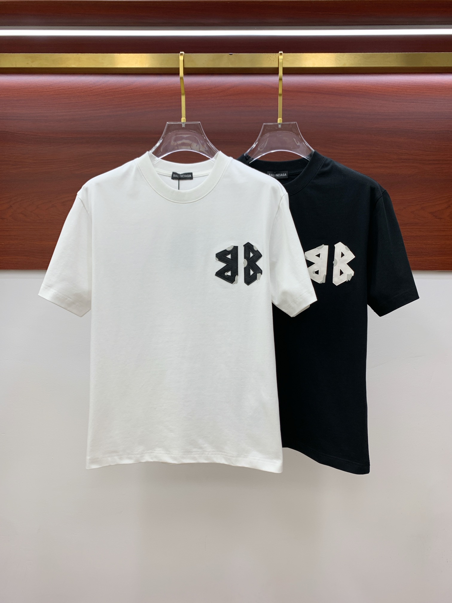 NO:471356,Ss Balenciaga pure cotton latest fabric, classic logo, logo, fashionable, simple and trendy short sleeves, the top quality counter original single short sleeves, top production craft imported fabrics, unique design of the counter model, using imported high-end customized fabrics. The official website is on sale!  Excellent fabric fit, size..Black and white M-3XL,,balenciaga,T-shirt,alexander wang19860909ss巴黎世家纯棉最新面料经典标识图案logo时尚简约潮流短袖,最顶级的品质专柜原单短袖,顶级制作工艺进口面料,专柜款独特设计,采用进口高端订制面料.官网在售！面料版型超赞 码数..黑白色 M-3XL,,balenciaga,T-shirt,alexander wang,Men's clothing