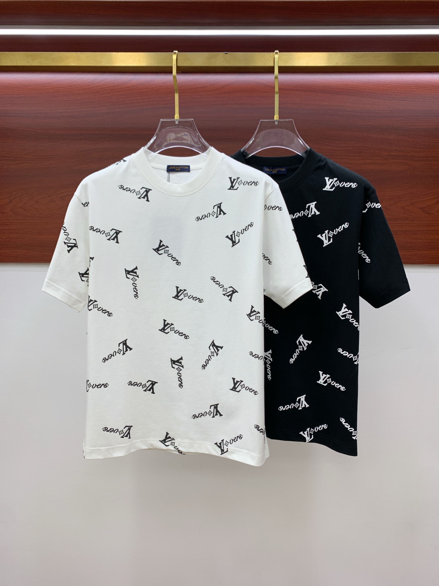 NO:471388,The latest ssLV pure cotton fabric, classic logo, logo, fashionable, simple and trendy short sleeves, the top quality counter original single short sleeves, the top production process imported fabric, the unique design of the counter model, using imported high-end customized fabrics. The official website is on sale!  Excellent fabric size..Black and white M-3XL,,louis vuitton,T-shirt,alexander wang19860909ssLV纯棉最新面料经典标识图案logo时尚简约潮流短袖,最顶级的品质专柜原单短袖,顶级制作工艺进口面料,专柜款独特设计,采用进口高端订制面料.官网在售！面料版型超赞 码数..黑白色 M-3XL,,louis vuitton,T-shirt,alexander wang,Men's clothing