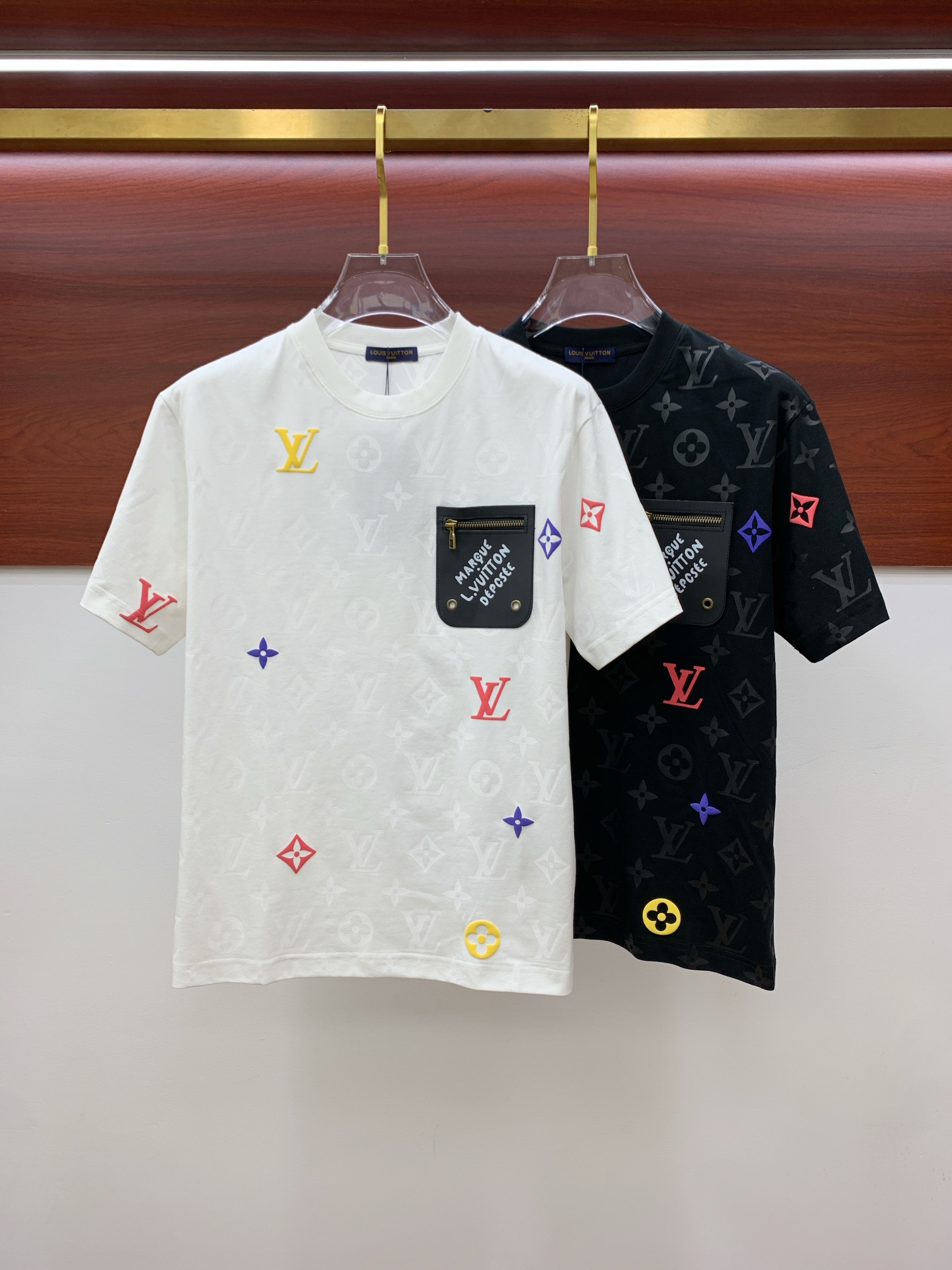 NO:471361,The latest ssLV pure cotton fabric, classic logo, logo, fashionable, simple and trendy short sleeves, the top quality counter original single short sleeves, the top production process imported fabric, the unique design of the counter model, using imported high-end customized fabrics. The official website is on sale!  Excellent fabric size..Black and white M-3XL,,louis vuitton,T-shirt,alexander wang19860909ssLV纯棉最新面料经典标识图案logo时尚简约潮流短袖,最顶级的品质专柜原单短袖,顶级制作工艺进口面料,专柜款独特设计,采用进口高端订制面料.官网在售！面料版型超赞 码数..黑白色 M-3XL,,louis vuitton,T-shirt,alexander wang,Men's clothing