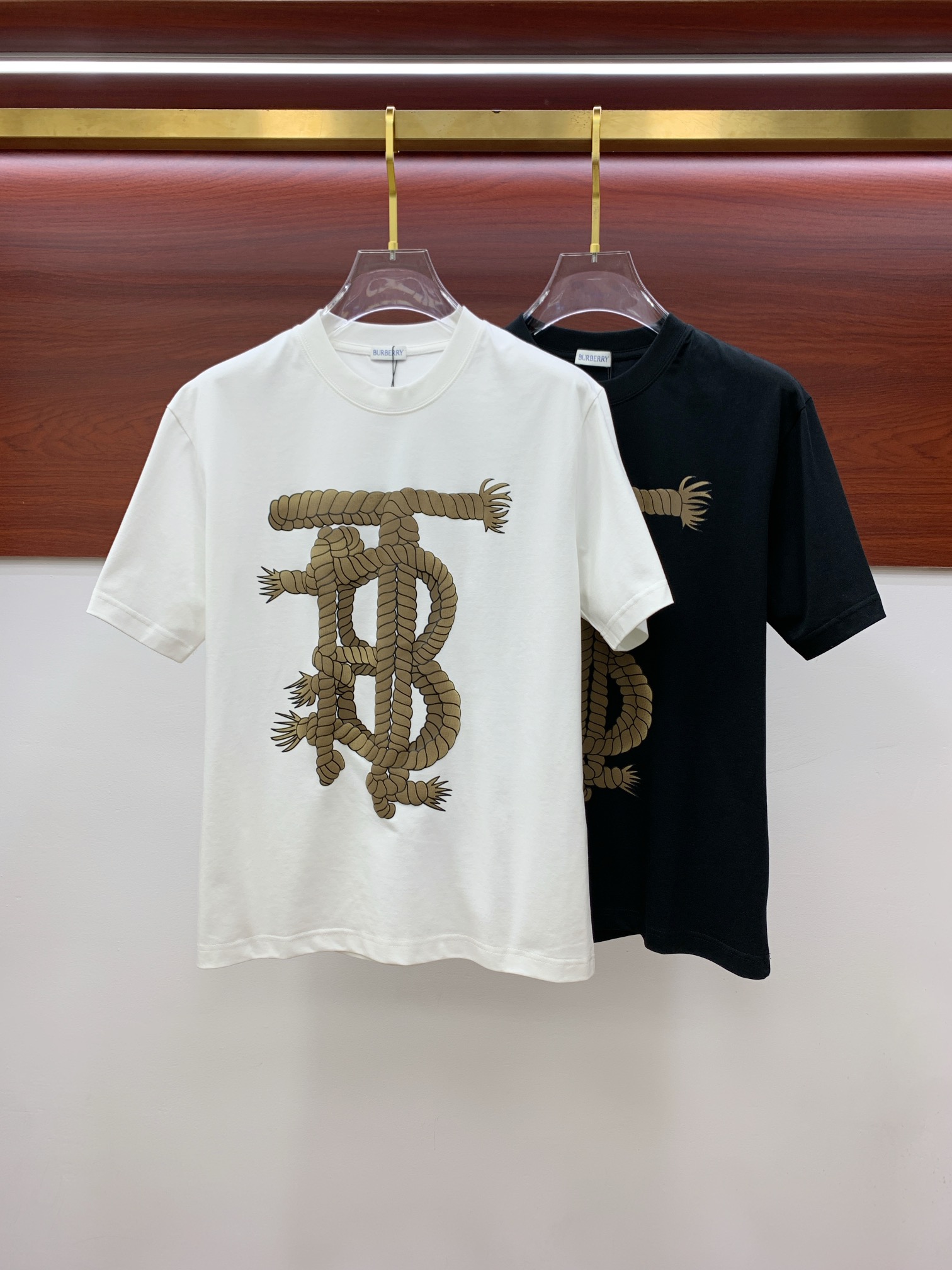 NO:471400,Ss Burberry pure cotton latest fabric classic logo pattern logo fashionable simple trendy short sleeves, top quality counter original single short sleeves, top production craft imported fabrics, unique design of counter style, using imported high-end customized fabrics. The official website is on sale!  Excellent fabric style, size..Black and white M-3XL, burberry, T-shirt, alexander wang19860909ss巴宝莉纯棉最新面料经典标识图案logo时尚简约潮流短袖,最顶级的品质专柜原单短袖,顶级制作工艺进口面料,专柜款独特设计,采用进口高端订制面料.官网在售！面料版型超赞 码数..黑白色 M-3XL,,burberry,T-shirt,alexander wang,Men's clothing