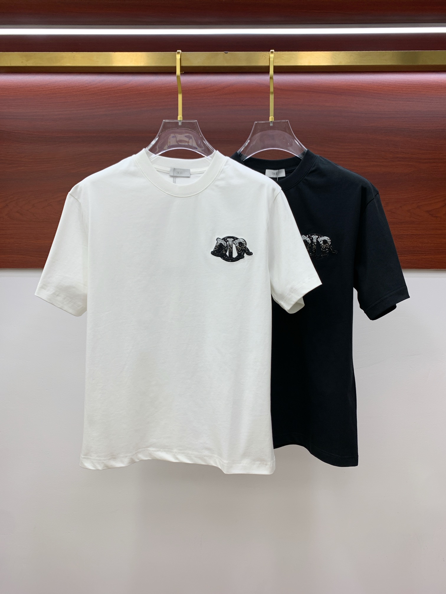 NO:471406,Ss Dior pure cotton latest fabric, classic logo, logo, fashionable, simple and trendy short sleeves, the top quality counter original single short sleeves, top-level production craft imported fabrics, unique design of the counter model, using imported high-end customized fabrics. The official website is on sale!  Excellent fabric fit, size..Black and white M-3XL,,dior,T-shirt,alexander wang19860909ss迪奥纯棉最新面料经典标识图案logo时尚简约潮流短袖,最顶级的品质专柜原单短袖,顶级制作工艺进口面料,专柜款独特设计,采用进口高端订制面料.官网在售！面料版型超赞 码数..黑白色 M-3XL,,dior,T-shirt,alexander wang,Men's clothing