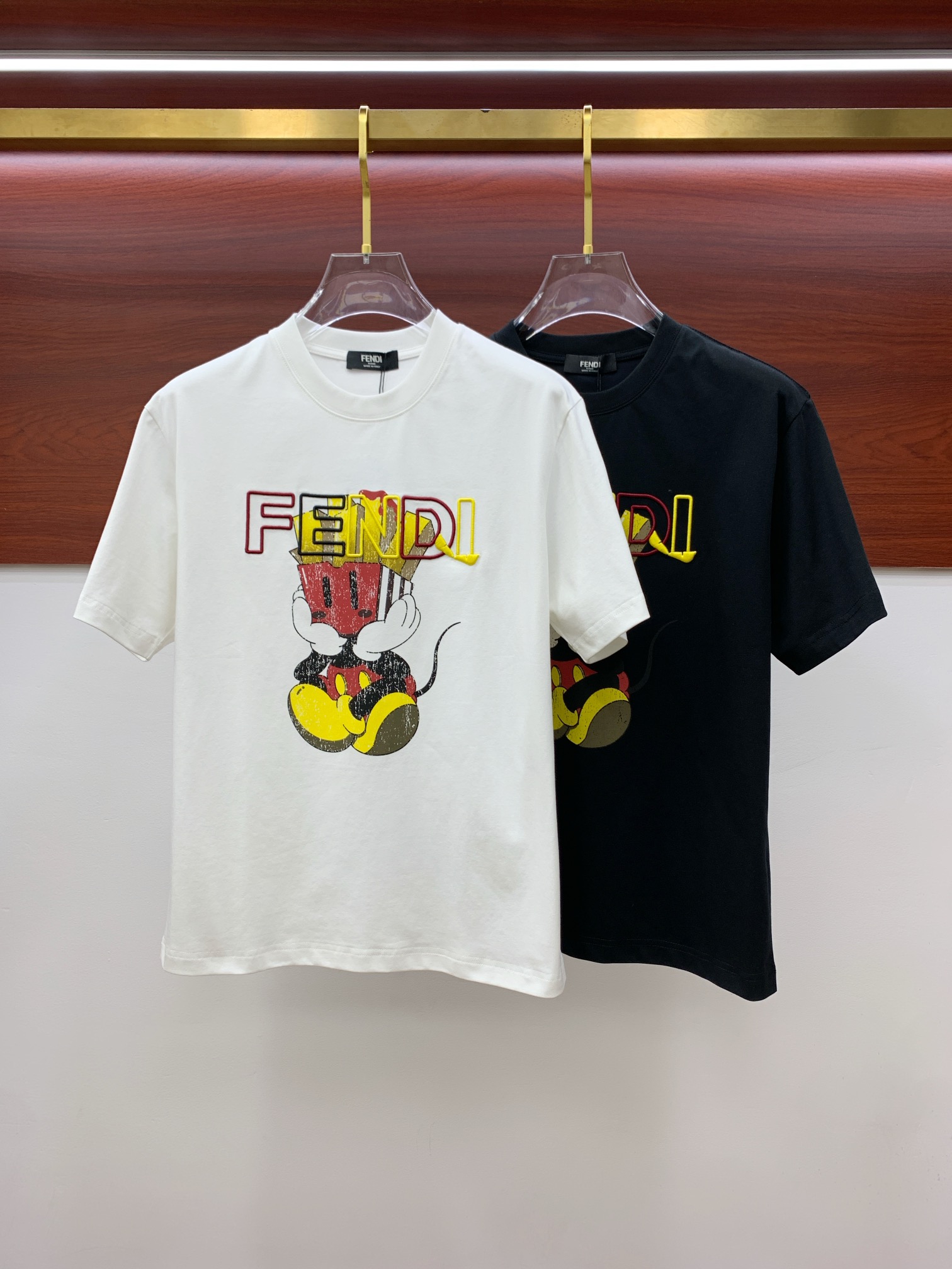 NO:471394,Ss Fendi pure cotton latest fabric classic logo pattern logo fashionable simple trendy short sleeves, the top quality counter original single short sleeves, top production craft imported fabrics, unique design of the counter model, using imported high-end customized fabrics. The official website is on sale!  Excellent fabric pattern, size..Black and white M-3XL,,fendi,T-shirt,alexander wang19860909ss芬迪纯棉最新面料经典标识图案logo时尚简约潮流短袖,最顶级的品质专柜原单短袖,顶级制作工艺进口面料,专柜款独特设计,采用进口高端订制面料.官网在售！面料版型超赞 码数..黑白色 M-3XL,,fendi,T-shirt,alexander wang,Men's clothing