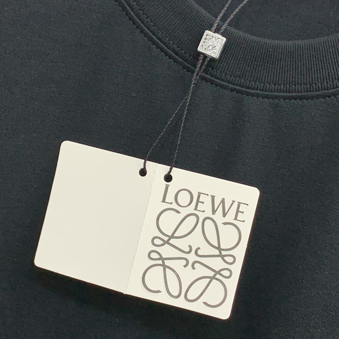 🍀 P145ss罗意威纯棉最新面料经典标识图案logo时尚简约潮流短袖，最顶级的品质专柜原单短袖，顶级制作工艺进口面料，专柜款独特设计，采用进口高端订制面料。官网在售！面料版型超赞 码数：..黑白色 M-3XL