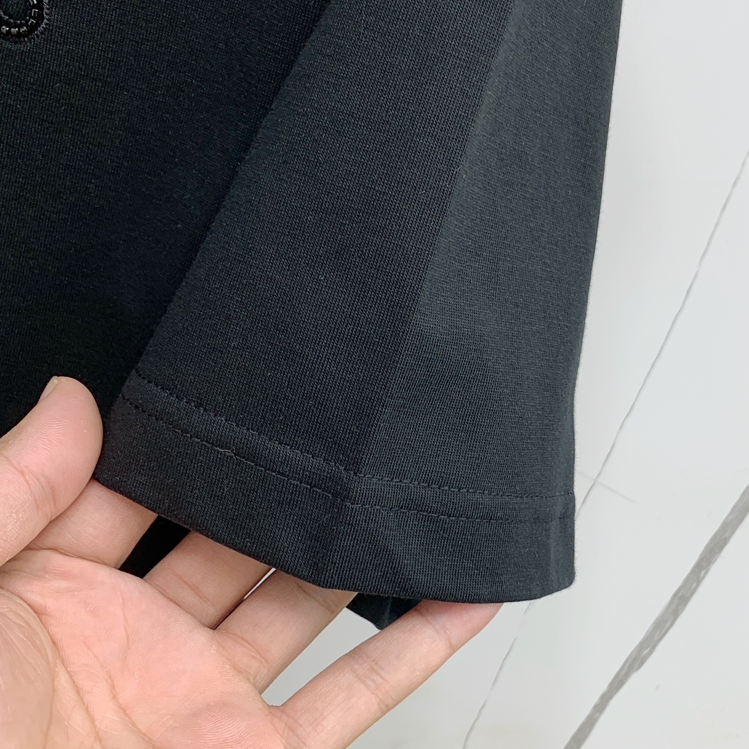 🍀 P145ss罗意威纯棉最新面料经典标识图案logo时尚简约潮流短袖，最顶级的品质专柜原单短袖，顶级制作工艺进口面料，专柜款独特设计，采用进口高端订制面料。官网在售！面料版型超赞 码数：..黑白色 M-3XL