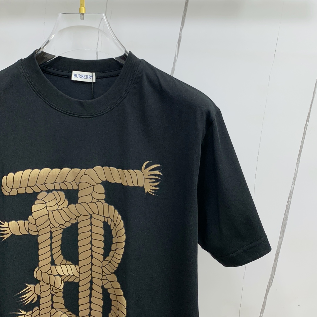 🍀 P145ss巴宝莉纯棉最新面料经典标识图案logo时尚简约潮流短袖，最顶级的品质专柜原单短袖，顶级制作工艺进口面料，专柜款独特设计，采用进口高端订制面料。官网在售！面料版型超赞 码数：..黑白色 M-3XL