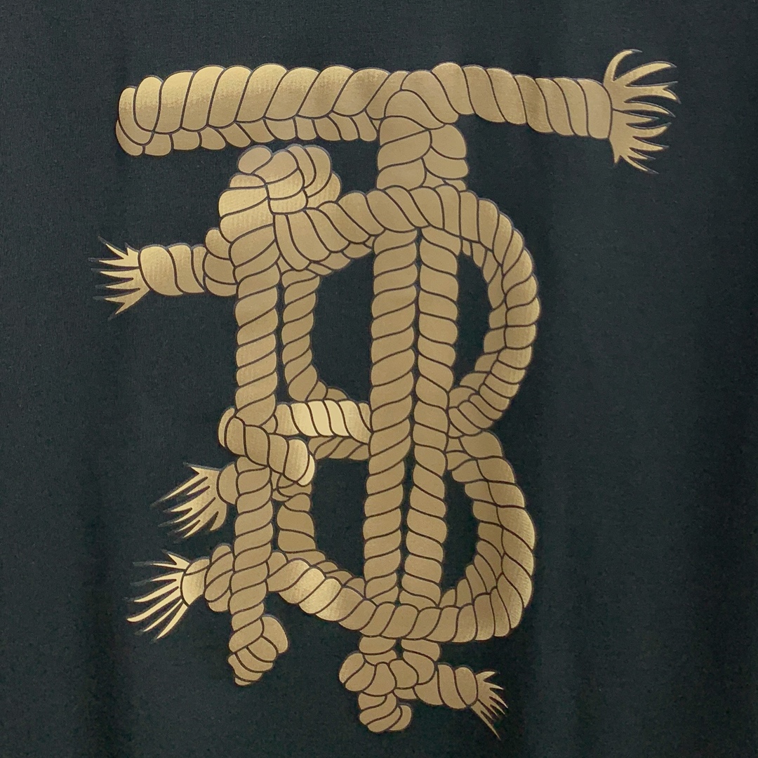 🍀 P145ss巴宝莉纯棉最新面料经典标识图案logo时尚简约潮流短袖，最顶级的品质专柜原单短袖，顶级制作工艺进口面料，专柜款独特设计，采用进口高端订制面料。官网在售！面料版型超赞 码数：..黑白色 M-3XL