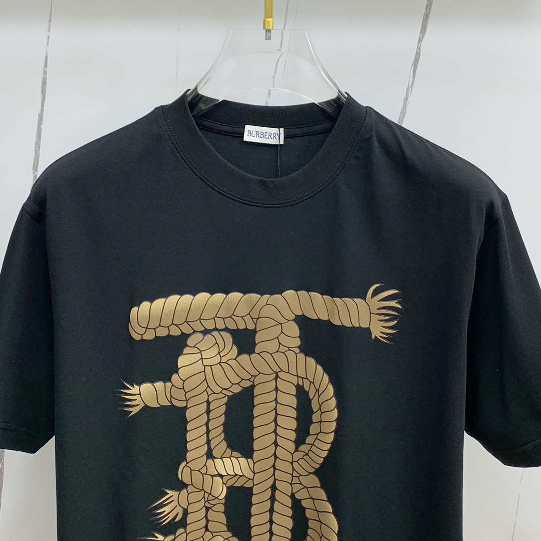 🍀 P145ss巴宝莉纯棉最新面料经典标识图案logo时尚简约潮流短袖，最顶级的品质专柜原单短袖，顶级制作工艺进口面料，专柜款独特设计，采用进口高端订制面料。官网在售！面料版型超赞 码数：..黑白色 M-3XL