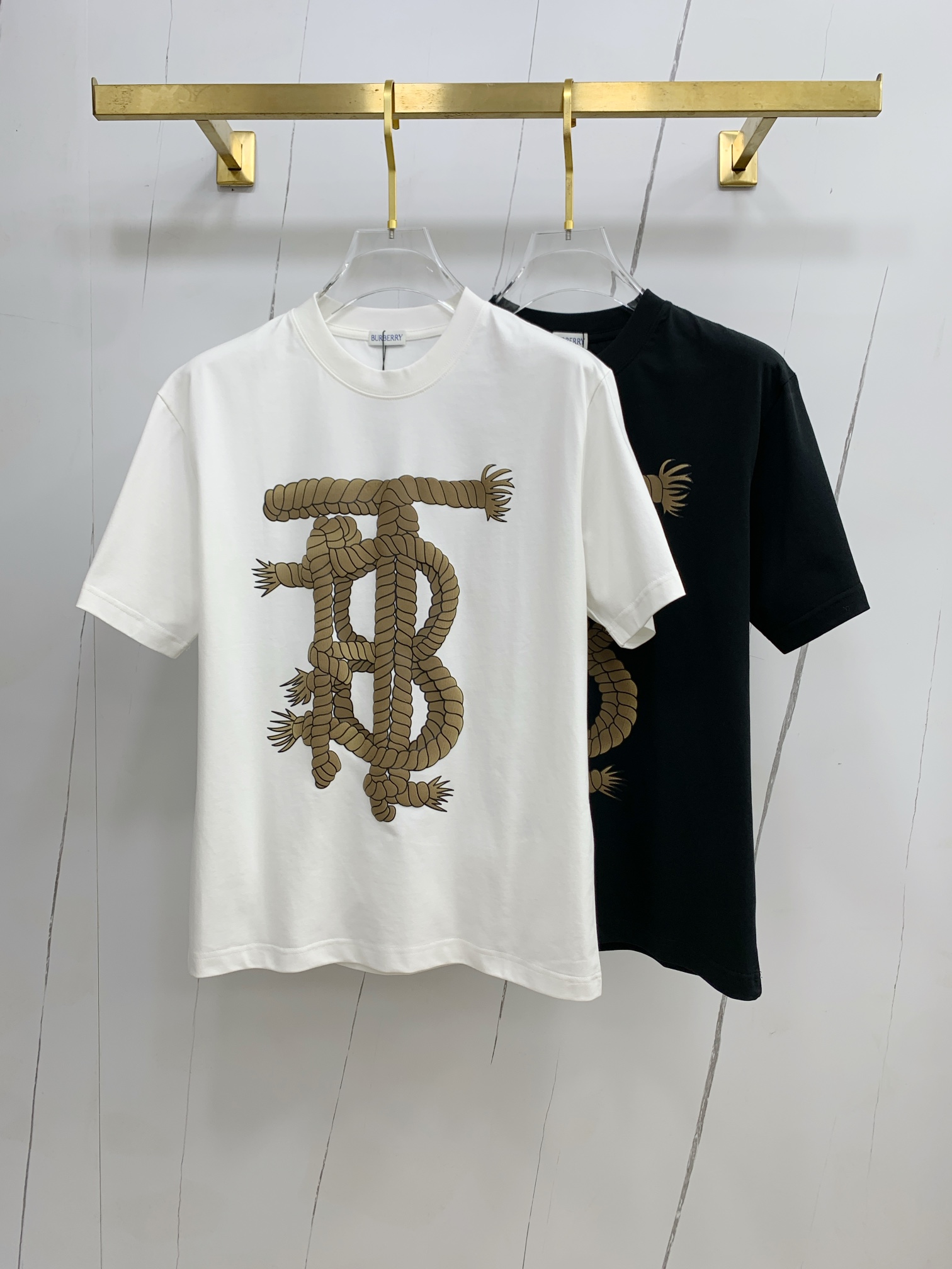 🍀 P145ss巴宝莉纯棉最新面料经典标识图案logo时尚简约潮流短袖，最顶级的品质专柜原单短袖，顶级制作工艺进口面料，专柜款独特设计，采用进口高端订制面料。官网在售！面料版型超赞 码数：..黑白色 M-3XL