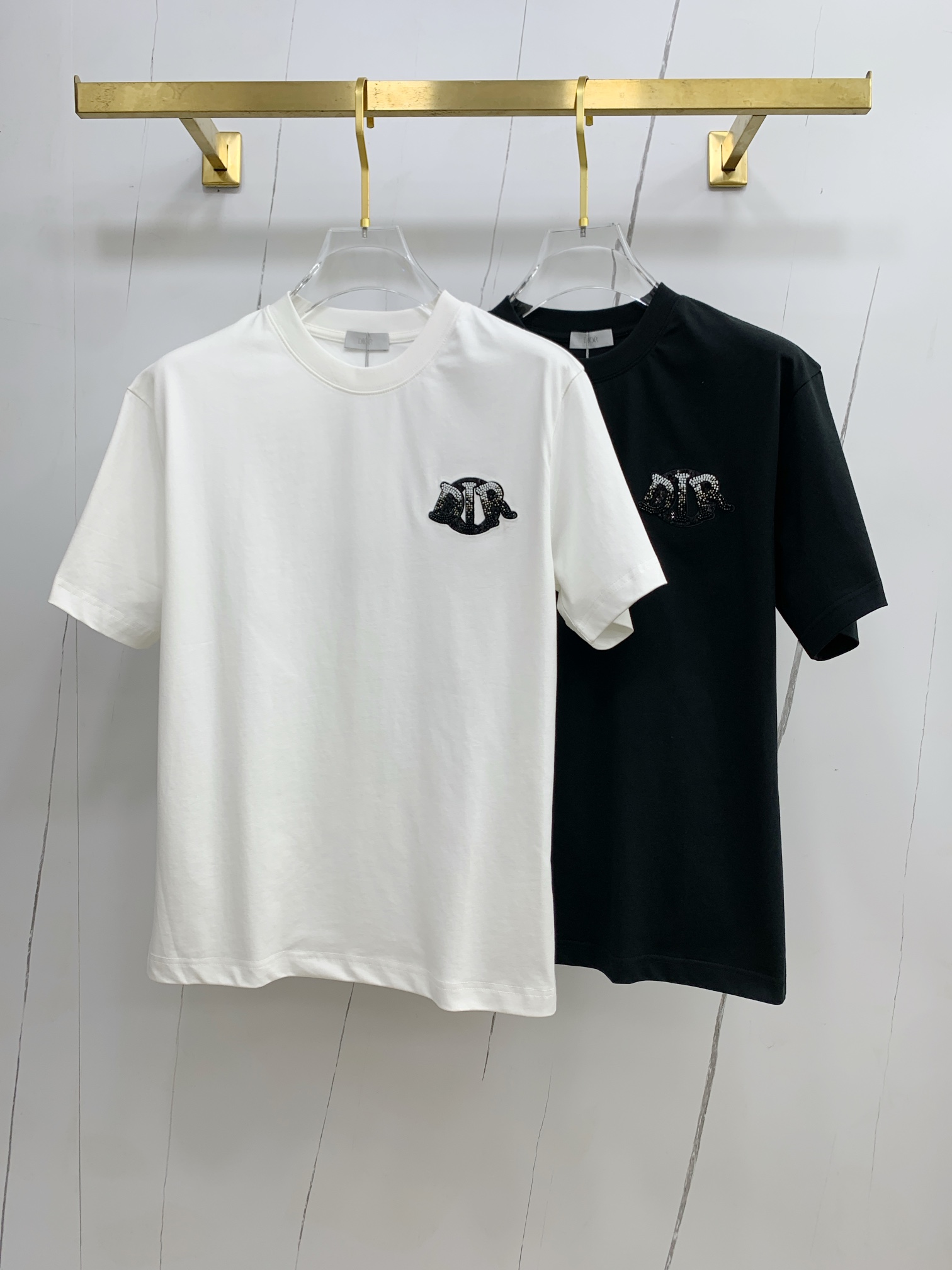 🍀 P145ss迪奥纯棉最新面料经典标识图案logo时尚简约潮流短袖，最顶级的品质专柜原单短袖，顶级制作工艺进口面料，专柜款独特设计，采用进口高端订制面料。官网在售！面料版型超赞 码数：..黑白色 M-3XL