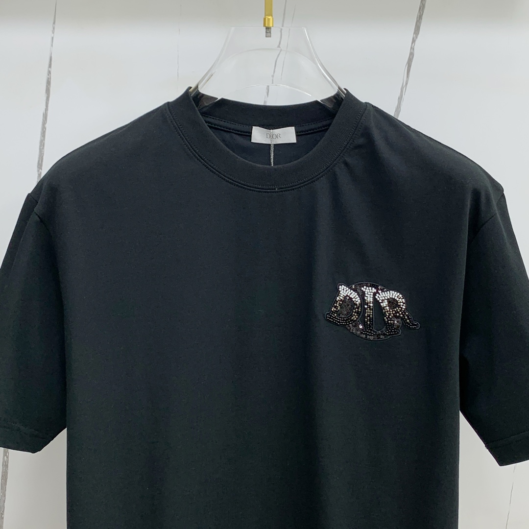 🍀 P145ss迪奥纯棉最新面料经典标识图案logo时尚简约潮流短袖，最顶级的品质专柜原单短袖，顶级制作工艺进口面料，专柜款独特设计，采用进口高端订制面料。官网在售！面料版型超赞 码数：..黑白色 M-3XL