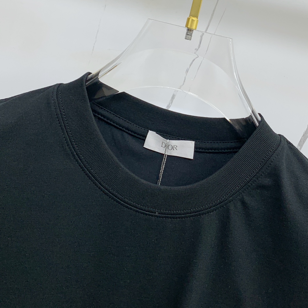 🍀 P145ss迪奥纯棉最新面料经典标识图案logo时尚简约潮流短袖，最顶级的品质专柜原单短袖，顶级制作工艺进口面料，专柜款独特设计，采用进口高端订制面料。官网在售！面料版型超赞 码数：..黑白色 M-3XL