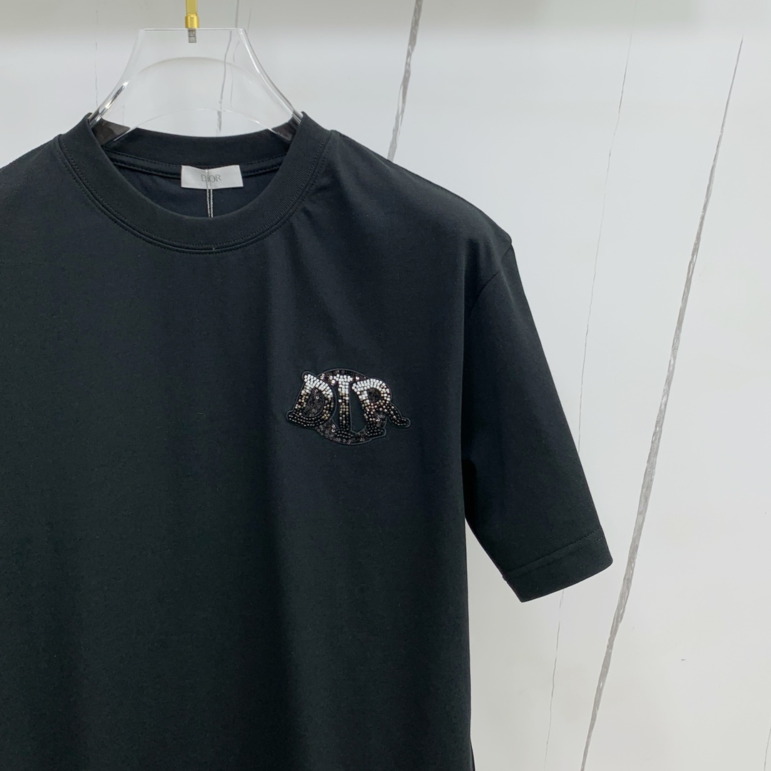 🍀 P145ss迪奥纯棉最新面料经典标识图案logo时尚简约潮流短袖，最顶级的品质专柜原单短袖，顶级制作工艺进口面料，专柜款独特设计，采用进口高端订制面料。官网在售！面料版型超赞 码数：..黑白色 M-3XL