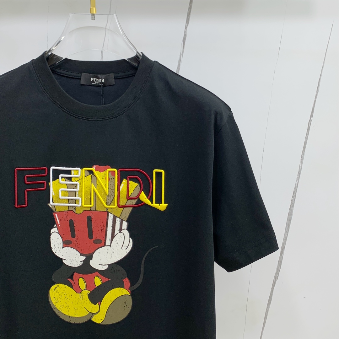 🍀 P145ss芬迪纯棉最新面料经典标识图案logo时尚简约潮流短袖，最顶级的品质专柜原单短袖，顶级制作工艺进口面料，专柜款独特设计，采用进口高端订制面料。官网在售！面料版型超赞 码数：..黑白色 M-3XL