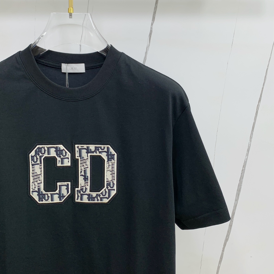 🍀 P145ss迪奥纯棉最新面料经典标识图案logo时尚简约潮流短袖，最顶级的品质专柜原单短袖，顶级制作工艺进口面料，专柜款独特设计，采用进口高端订制面料。官网在售！面料版型超赞 码数：..黑白色 M-3XL