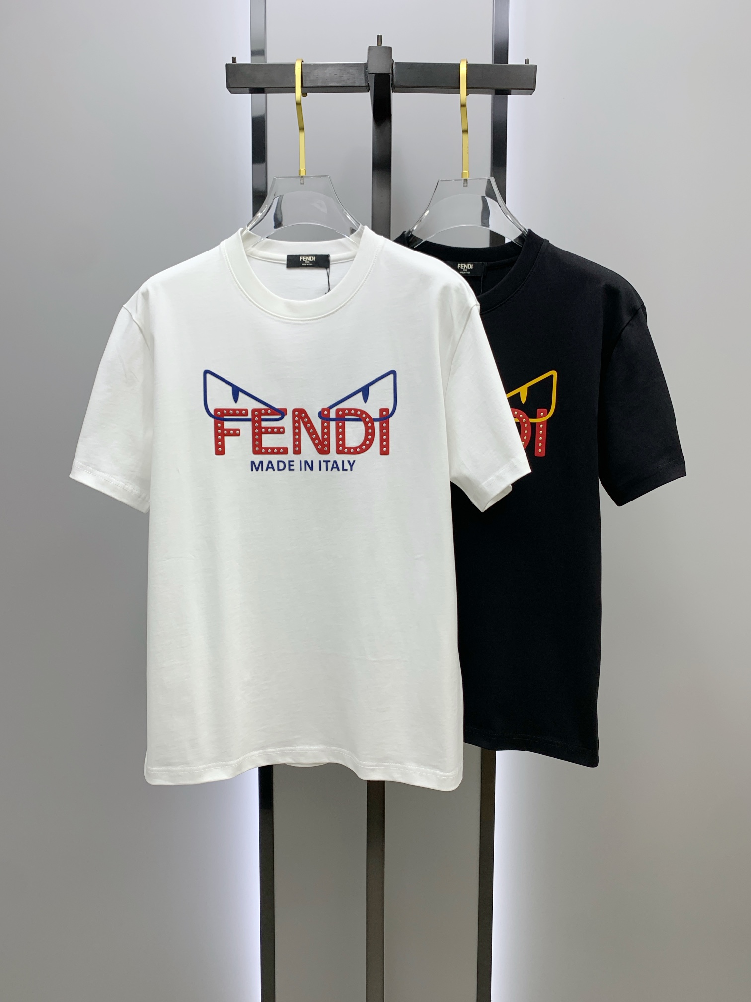 NO:118769,Fenjia 25ss Spring and Summer New Short-sleeved T-shirt Comes to identify golo!  Simple and fashionable. Loose and casual round neck, comfortable and easy to wear. It uses 260 grams of pure cotton fabric, excellent quality. This spring and summer must be arranged!  Color black and white code number XS-L, fendi, T-shirt, alexander wang19860909芬家25ss春夏新款短袖 T 恤来咯标识golo！简约又时尚.宽松休闲的圆领,舒适好穿.采用 260 克重纯棉面料,品质超赞.这个春夏,必须安排上！ 颜色黑、白 码数XS-L,,fendi,T-shirt,alexander wang,Men's clothing