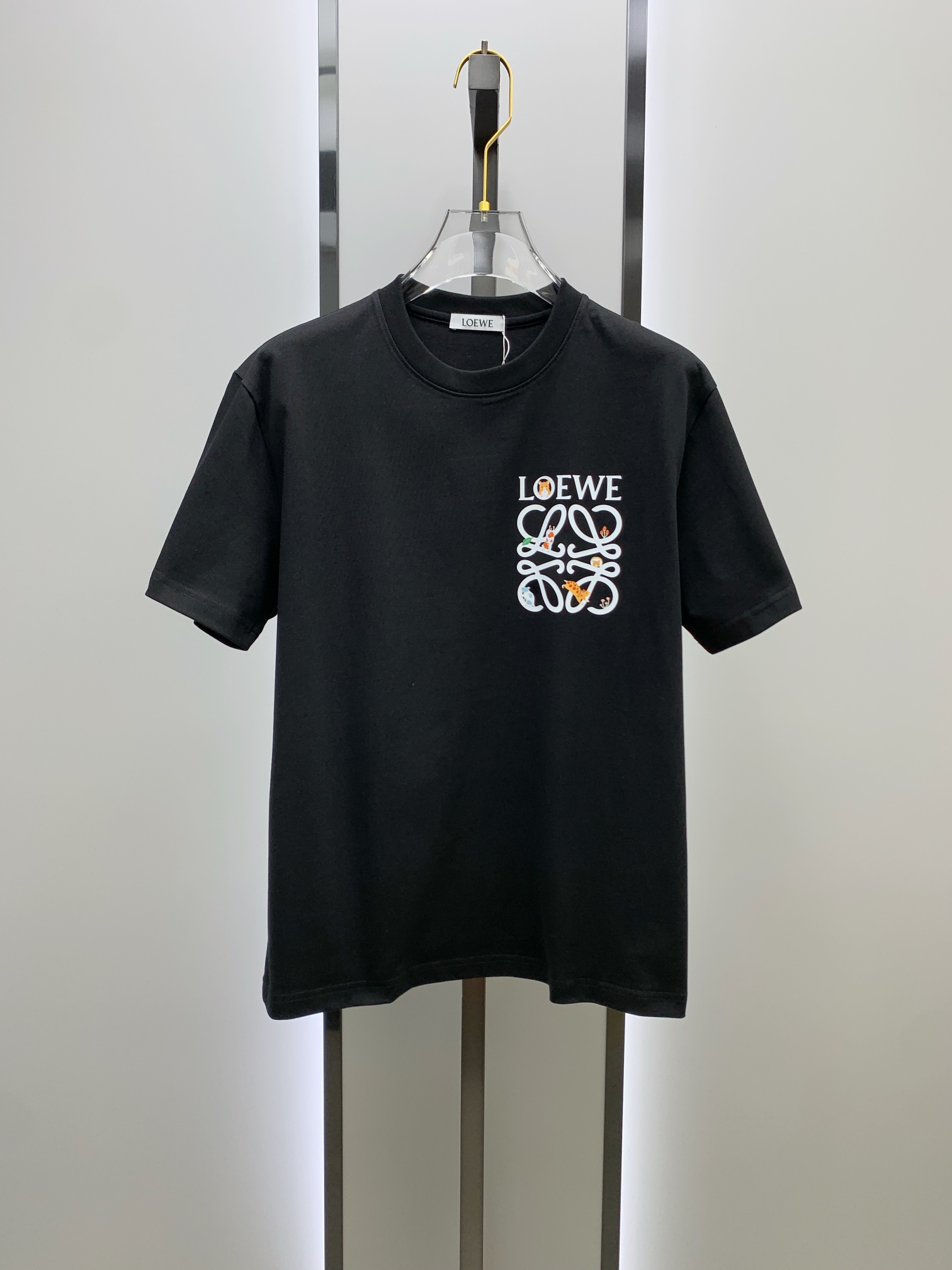 NO:118772,Luo Yijia 25ss spring and summer new short-sleeved T-shirt comes to logo golo!  Simple and fashionable. Loose and casual round neck, comfortable and easy to wear. It uses 260 grams of pure cotton fabric, excellent quality. This spring and summer must be arranged!  Color black and white code number XS-L, loewe, T-shirt, alexander wang19860909罗意家25ss春夏新款短袖 T 恤来咯标识golo！简约又时尚.宽松休闲的圆领,舒适好穿.采用 260 克重纯棉面料,品质超赞.这个春夏,必须安排上！ 颜色黑、白 码数XS-L,,loewe,T-shirt,alexander wang,Men's clothing