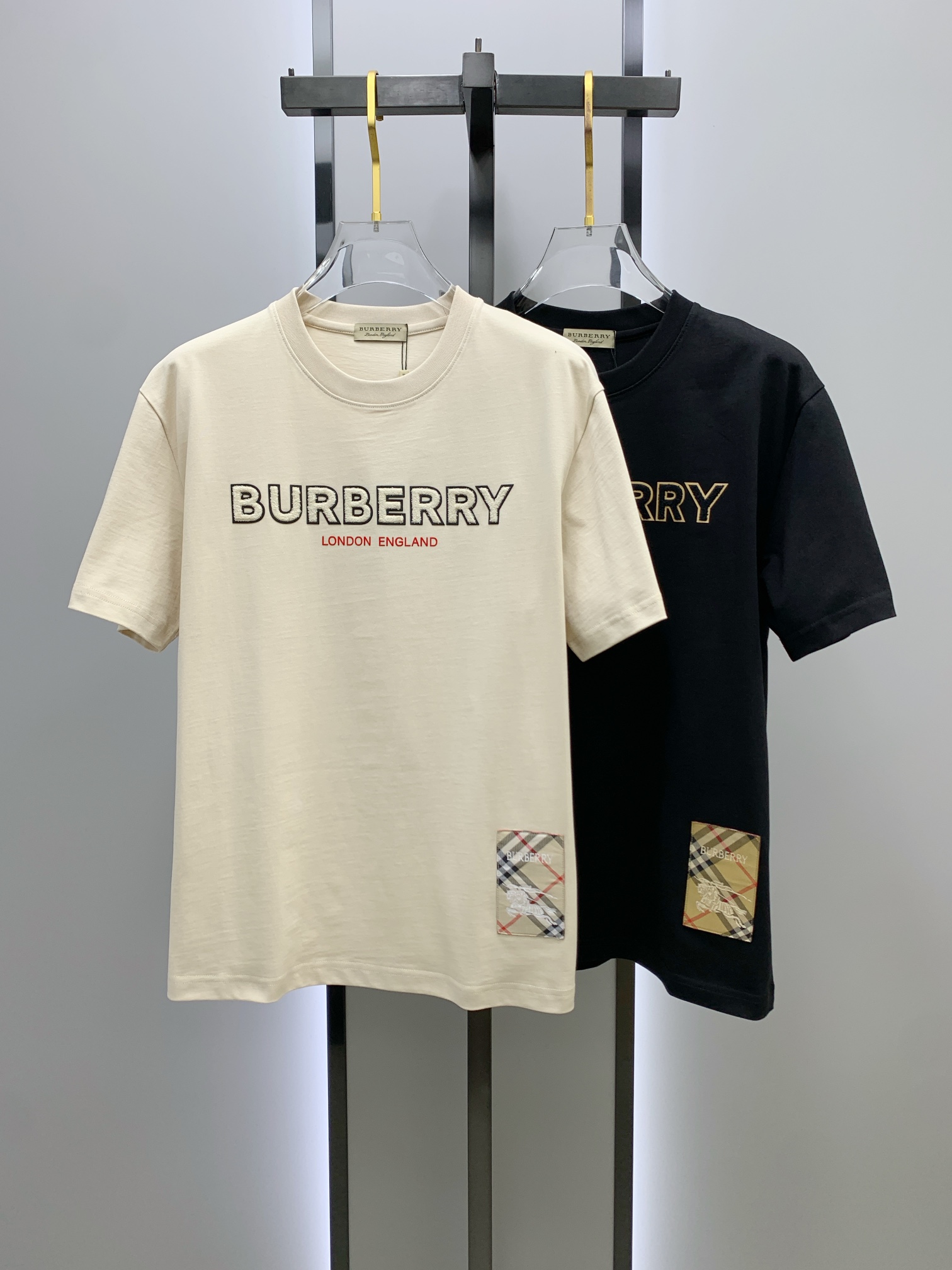 NO:118775,B home 25ss spring and summer new short-sleeved T-shirt comes to logo golo!  Simple and fashionable. Loose and casual round neck, comfortable and easy to wear. It uses 260 grams of pure cotton fabric, excellent quality. This spring and summer must be arranged!  Black color, beige code number XS-L, T-shirt, alexander wang19860909B家25ss春夏新款短袖 T 恤来咯标识golo！简约又时尚.宽松休闲的圆领,舒适好穿.采用 260 克重纯棉面料,品质超赞.这个春夏,必须安排上！ 颜色黑、米白 码数XS-L,,T-shirt,alexander wang,Men's clothing