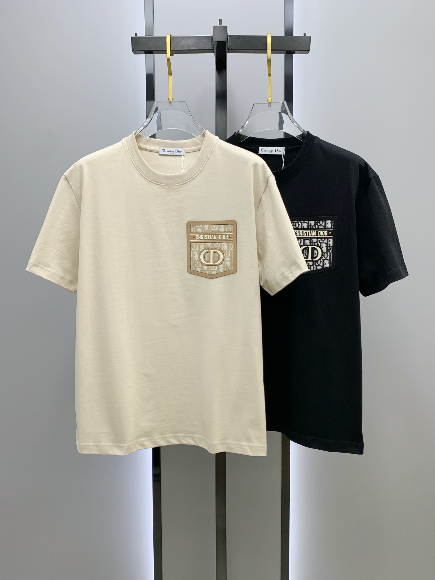 NO:118778,Dijia 25ss spring and summer new short-sleeved T-shirt comes to logo golo!  Simple and fashionable. Loose and casual round neck, comfortable and easy to wear. It uses 260 grams of pure cotton fabric, excellent quality. This spring and summer must be arranged!  Black and white color code XS-L, dior, T-shirt, alexander wang19860909迪家25ss春夏新款短袖 T 恤来咯标识golo！简约又时尚.宽松休闲的圆领,舒适好穿.采用 260 克重纯棉面料,品质超赞.这个春夏,必须安排上！ 颜色黑、米白 码数XS-L,,dior,T-shirt,alexander wang,Men's clothing