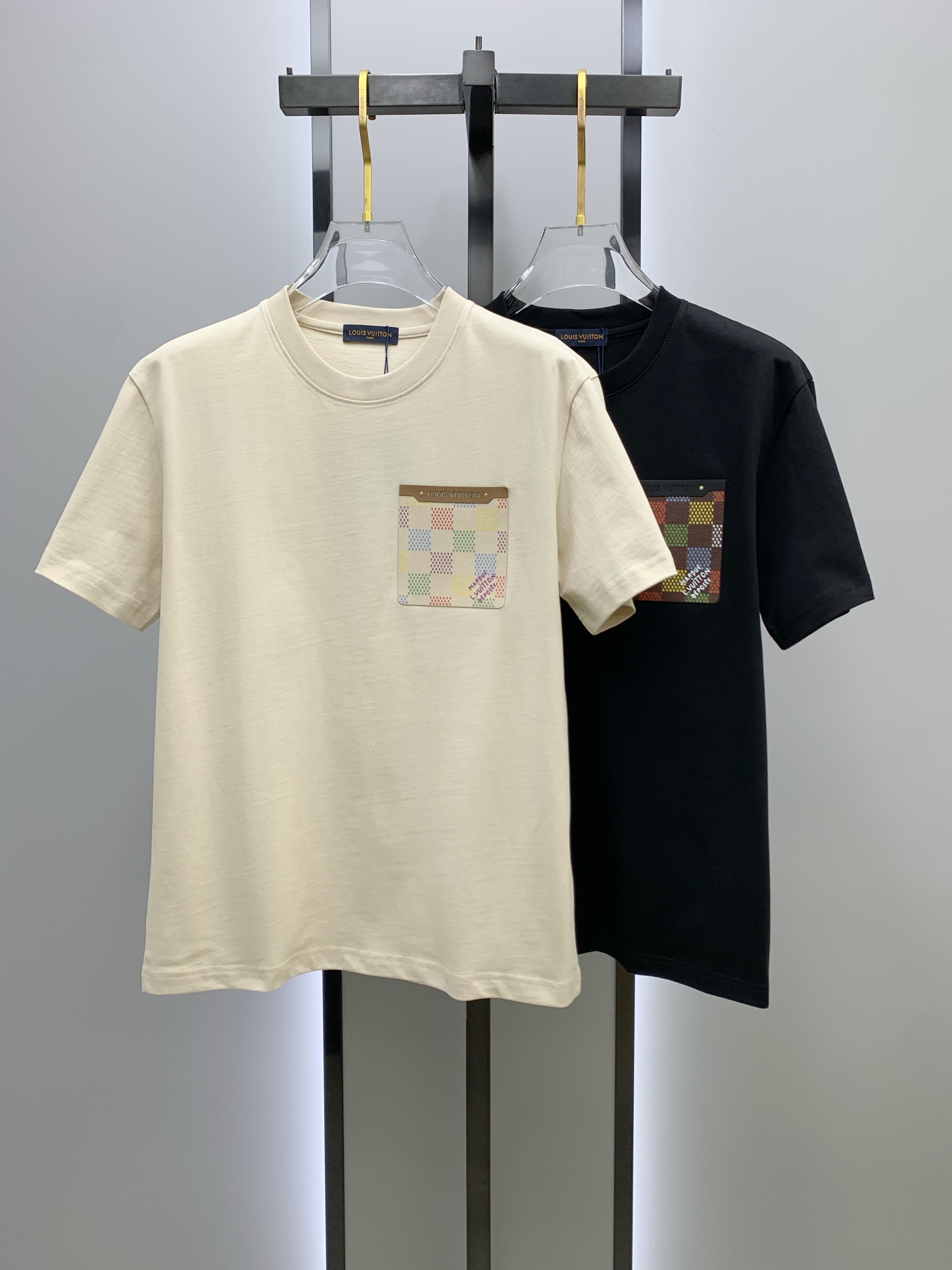 NO:118781,Donkey 25ss Spring and Summer New Short-sleeved T-shirt Comes to identify golo!  Simple and fashionable. Loose and casual round neck, comfortable and easy to wear. It uses 260 grams of pure cotton fabric, excellent quality. This spring and summer must be arranged!  Black and white color code number XS-L, louis vuitton,louis vuitton,t-shirt,alexander wang19860909驴家25ss春夏新款短袖 T 恤来咯标识golo！简约又时尚.宽松休闲的圆领,舒适好穿.采用 260 克重纯棉面料,品质超赞.这个春夏,必须安排上！ 颜色黑、米白 码数XS-L,,louis vuitton,louis vuitton,T-shirt,alexander wang,Men's clothing