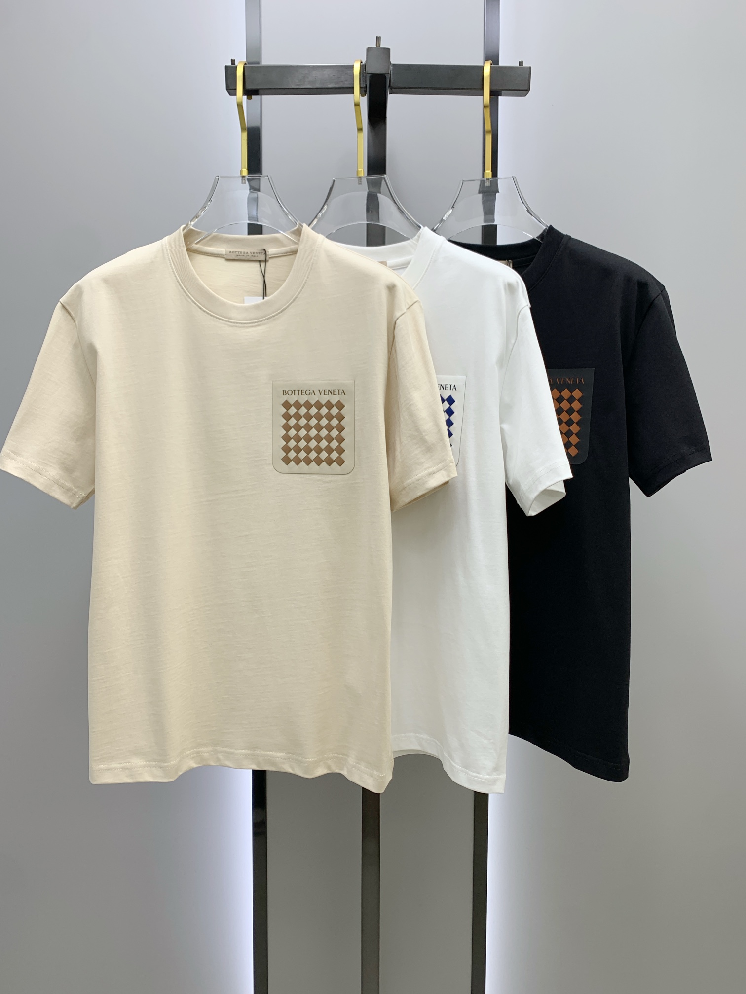 NO:118784,BV home 25ss spring and summer new short-sleeved T-shirt comes to logo golo!  Simple and fashionable. Loose and casual round neck, comfortable and easy to wear. It uses 260 grams of pure cotton fabric, excellent quality. This spring and summer must be arranged!  Black and white beige code number XS-L, bottega veneta, T-shirt, alexander wang19860909BV家25ss春夏新款短袖 T 恤来咯标识golo！简约又时尚.宽松休闲的圆领,舒适好穿.采用 260 克重纯棉面料,品质超赞.这个春夏,必须安排上！ 颜色黑、白 米白 码数XS-L,,bottega veneta,T-shirt,alexander wang,Men's clothing