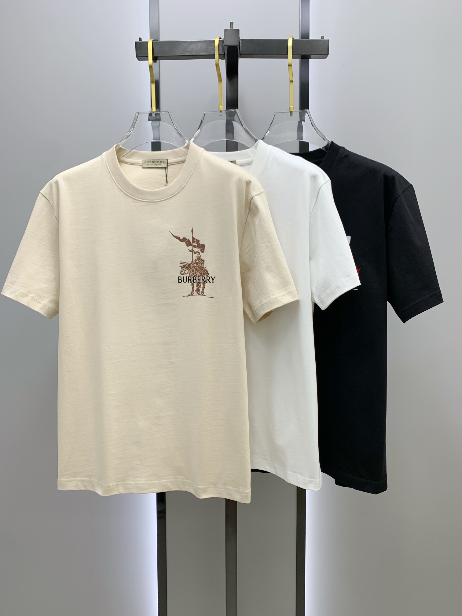 NO:118787,B home 25ss spring and summer new short-sleeved T-shirt comes to logo golo!  Simple and fashionable. Loose and casual round neck, comfortable and easy to wear. It uses 260 grams of pure cotton fabric, excellent quality. This spring and summer must be arranged!  Black and white beige code number XS-L, T-shirt, alexander wang19860909B家25ss春夏新款短袖 T 恤来咯标识golo！简约又时尚.宽松休闲的圆领,舒适好穿.采用 260 克重纯棉面料,品质超赞.这个春夏,必须安排上！ 颜色黑、白 米白 码数XS-L,,T-shirt,alexander wang,Men's clothing