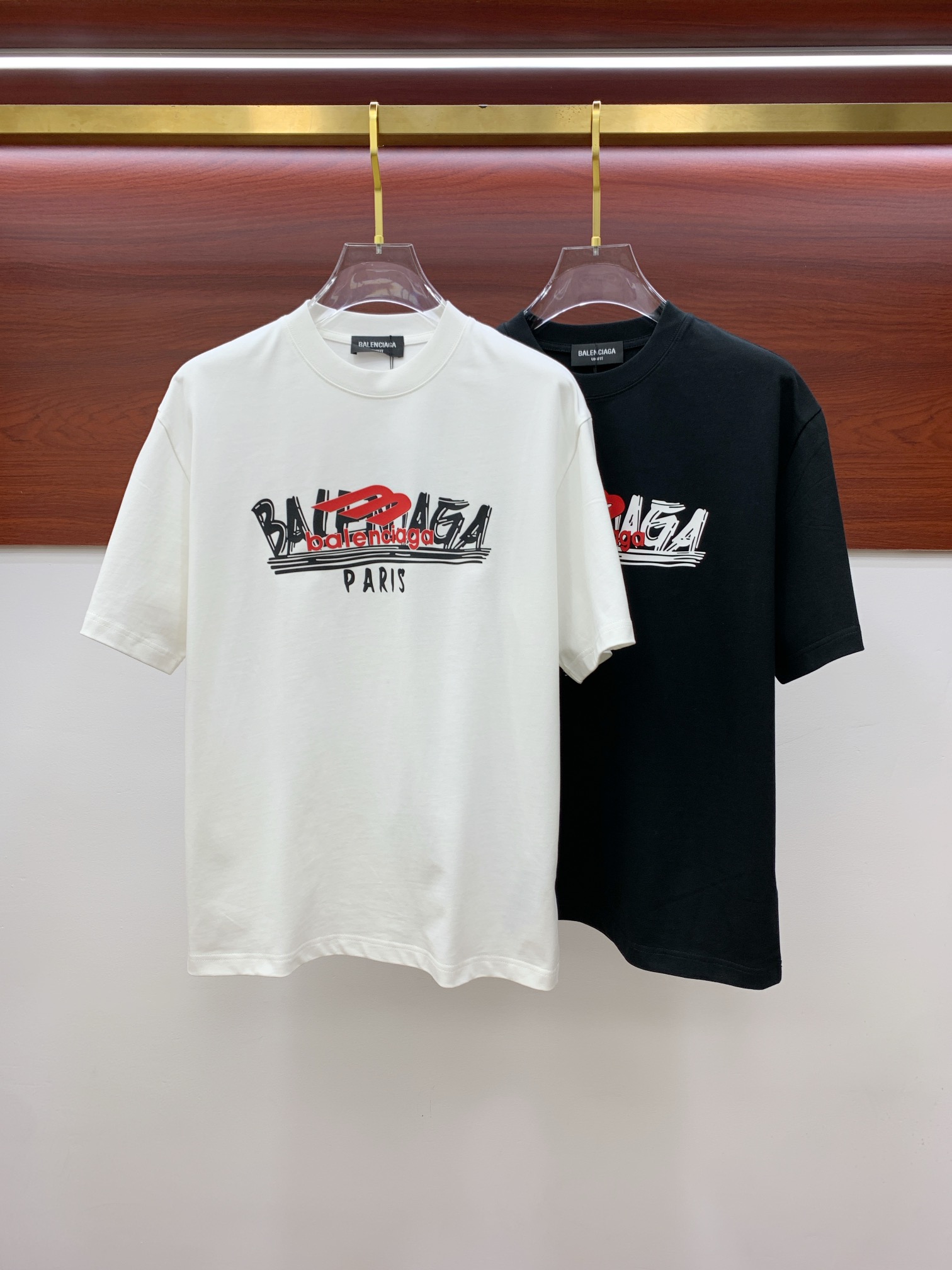 NO:133113,Paris Home 2025 new original single men's casual base short-sleeved T-shirt!  High-end customization, high-end version, fashionable and versatile, loose version, original imported double-strand pure cotton fabric, threaded cuffs, neckline hem, super soft and delicate, skin-friendly and comfortable to wear, high-end boutique, OEM, fine-made top body, very good, men's essential items, three-standard size, maximum size M-2XL can wear about 200 catties,,balenciaga, T-shirt,tees,t-shirt,alexander wang19860909巴黎家2025新款原单男士休闲打底短袖T恤！高端定制 高版本 时尚百搭爆款宽松版型原版进口双股纯棉面料 螺纹袖口.领口衣摆 手感超柔软细腻 穿着亲肤舒适 高端精品 代工厂精细做上身非常赞 男士必备单品 三标齐全 尺码M-2XL最大码可穿200斤左右,,balenciaga,T-shirt,tees，t-shirt,alexander wang,Men's clothing