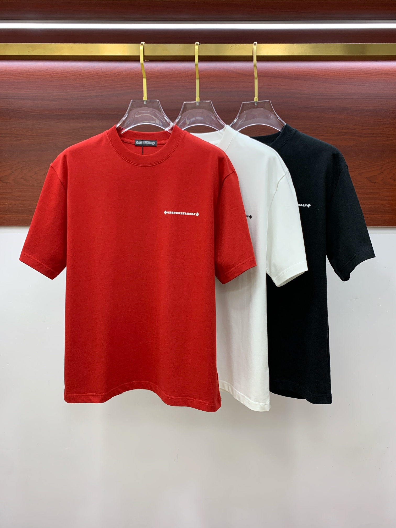 NO:133107,Crowe's new 2025 original single men's casual base short-sleeved T-shirt!  High-end customization, high-end version, fashionable and versatile, loose version, original imported double-strand pure cotton fabric, threaded cuffs, neckline hem, super soft and delicate, skin-friendly and comfortable to wear, high-end boutique, OEM factory made the top body very good, men's essential items, three standards, size M-2XL maximum size can be worn about 200 catties, chrome hearts, loewe, T-shirt, tees, t-shirt, alexander wang19860909克罗家2025新款原单男士休闲打底短袖T恤！高端定制 高版本 时尚百搭爆款宽松版型原版进口双股纯棉面料 螺纹袖口.领口衣摆 手感超柔软细腻 穿着亲肤舒适 高端精品 代工厂精细做上身非常赞 男士必备单品 三标齐全 尺码M-2XL最大码可穿200斤左右,,chrome hearts,loewe,T-shirt,tees，t-shirt,alexander wang,Men's clothing