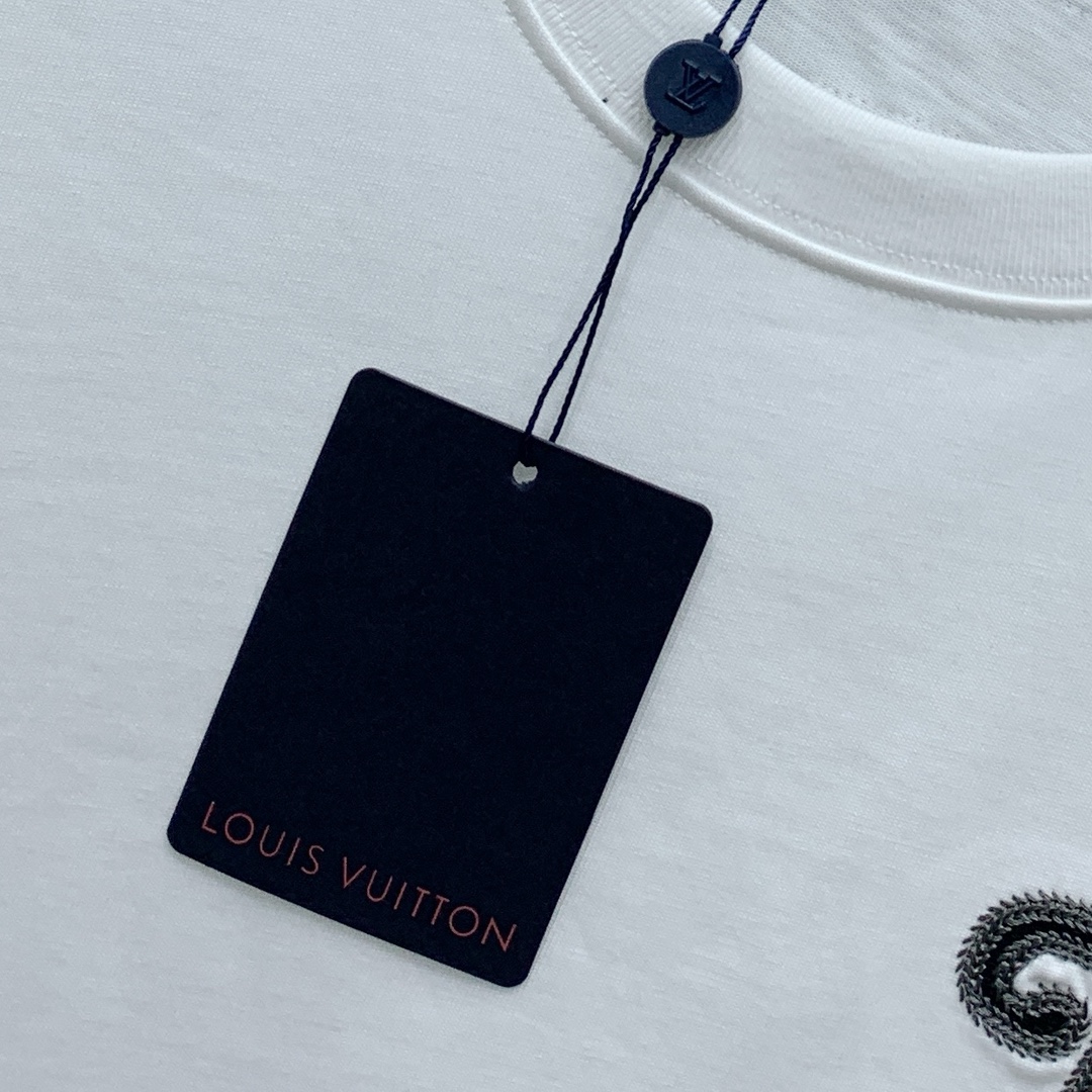 ssLV纯棉最新面料（最高版本）经典标识图案logo时尚简约潮流短袖，最顶级的品质专柜原单短袖，顶级制作