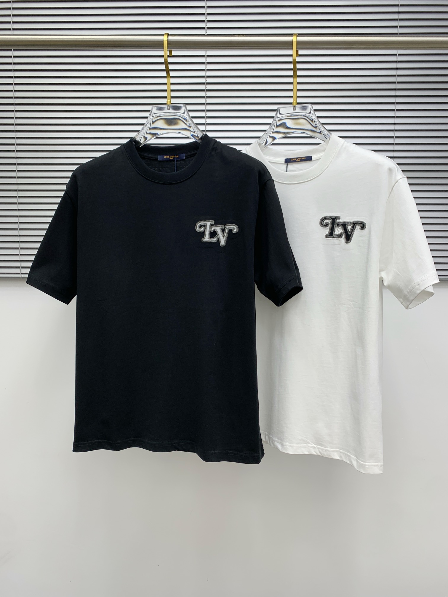 ssLV纯棉最新面料（最高版本）经典标识图案logo时尚简约潮流短袖，最顶级的品质专柜原单短袖，顶级制作