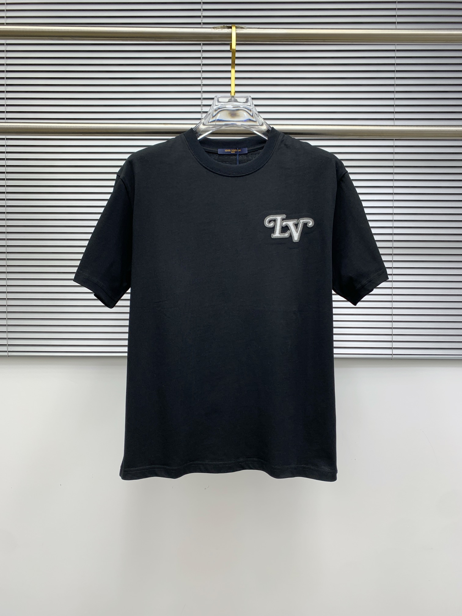 ssLV纯棉最新面料（最高版本）经典标识图案logo时尚简约潮流短袖，最顶级的品质专柜原单短袖，顶级制作