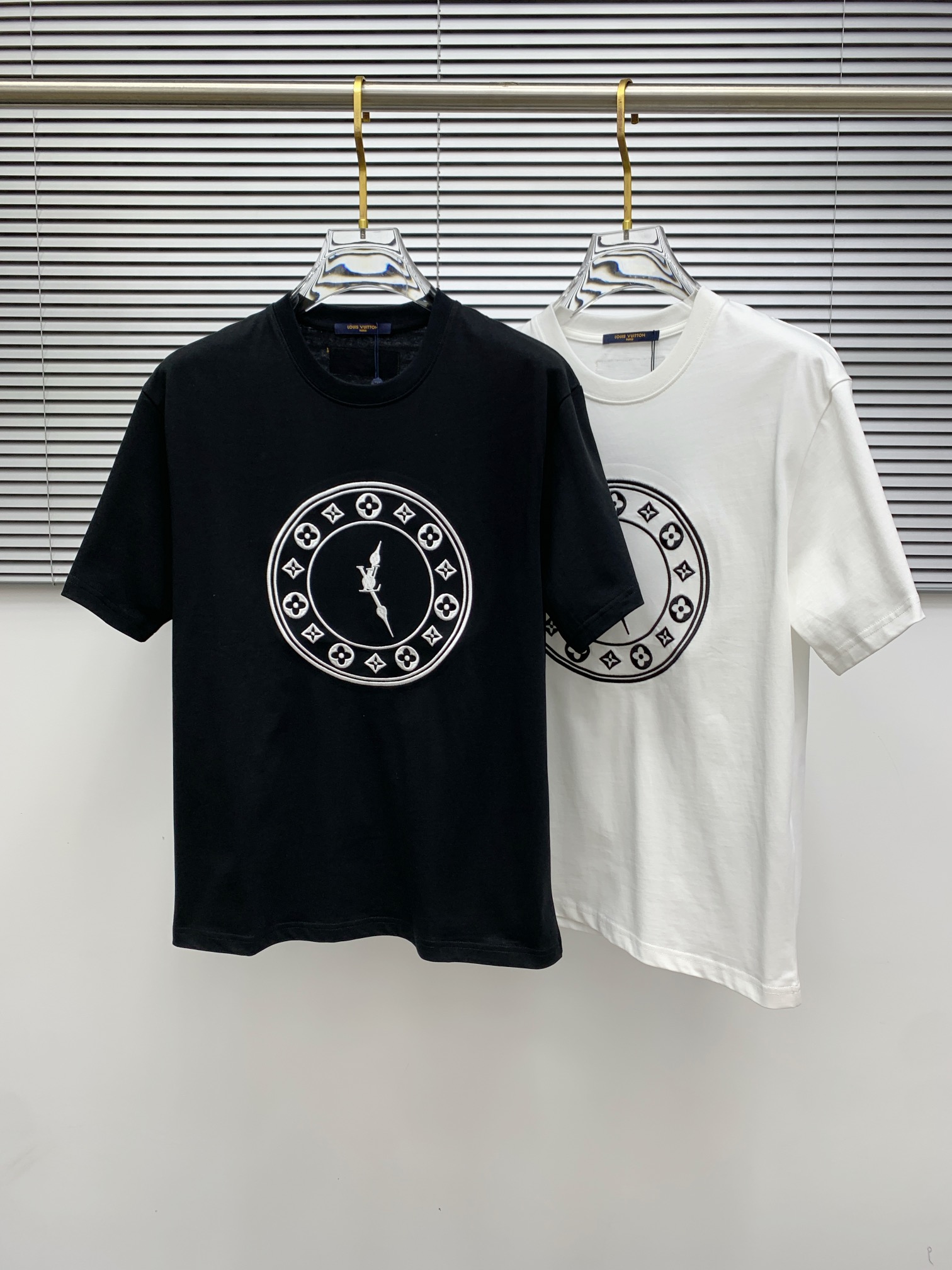 Louis Vuitton Logo Print Cotton T-Shirt - Classic & Stylish 12 i1740417396 9360 5