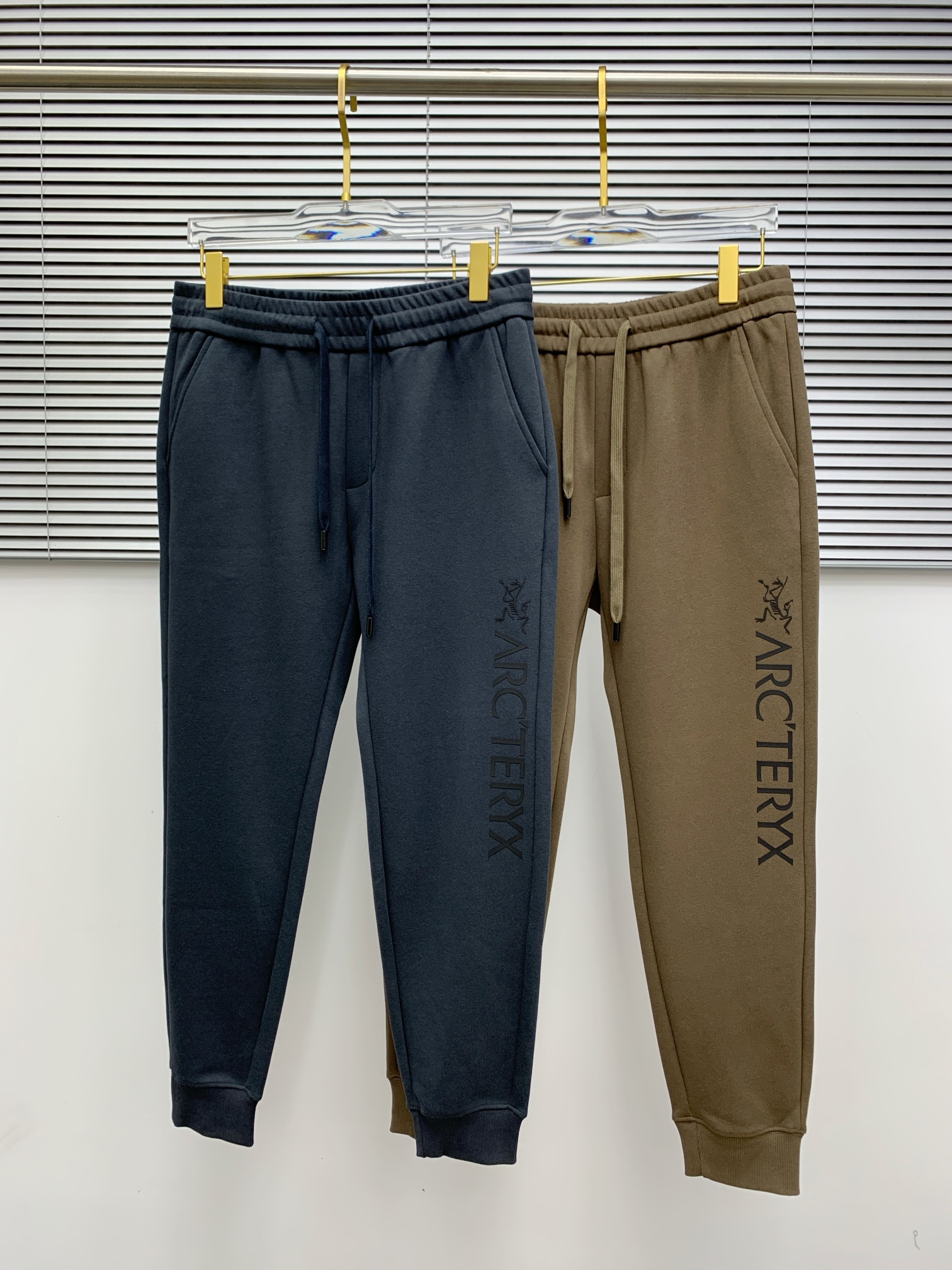 NO:128007,The new spring-first product Archaeological Bird Spring and Summer is coming!  Solid color casual pants, specially provided fabrics. All civil servants/office workers/broad spectrum people are available. The complete set of the latest hang tags/responsive MILANO classic main mark!  Original Italian flavor!  Integrated locked edges and wraps!  Code number m-3XL, arc'teryx,alexander wang19860909开春新品始祖鸟春夏 爆款来袭！纯色休闲裤,特供面料. 公务员/上班族/广谱人群均可.全套最新款吊牌/延用MILANO经典主唛！原汁原味的意大利制造风味！一体化锁边包边！码数m-3XL,arc'teryx,alexander wang,Men's clothing