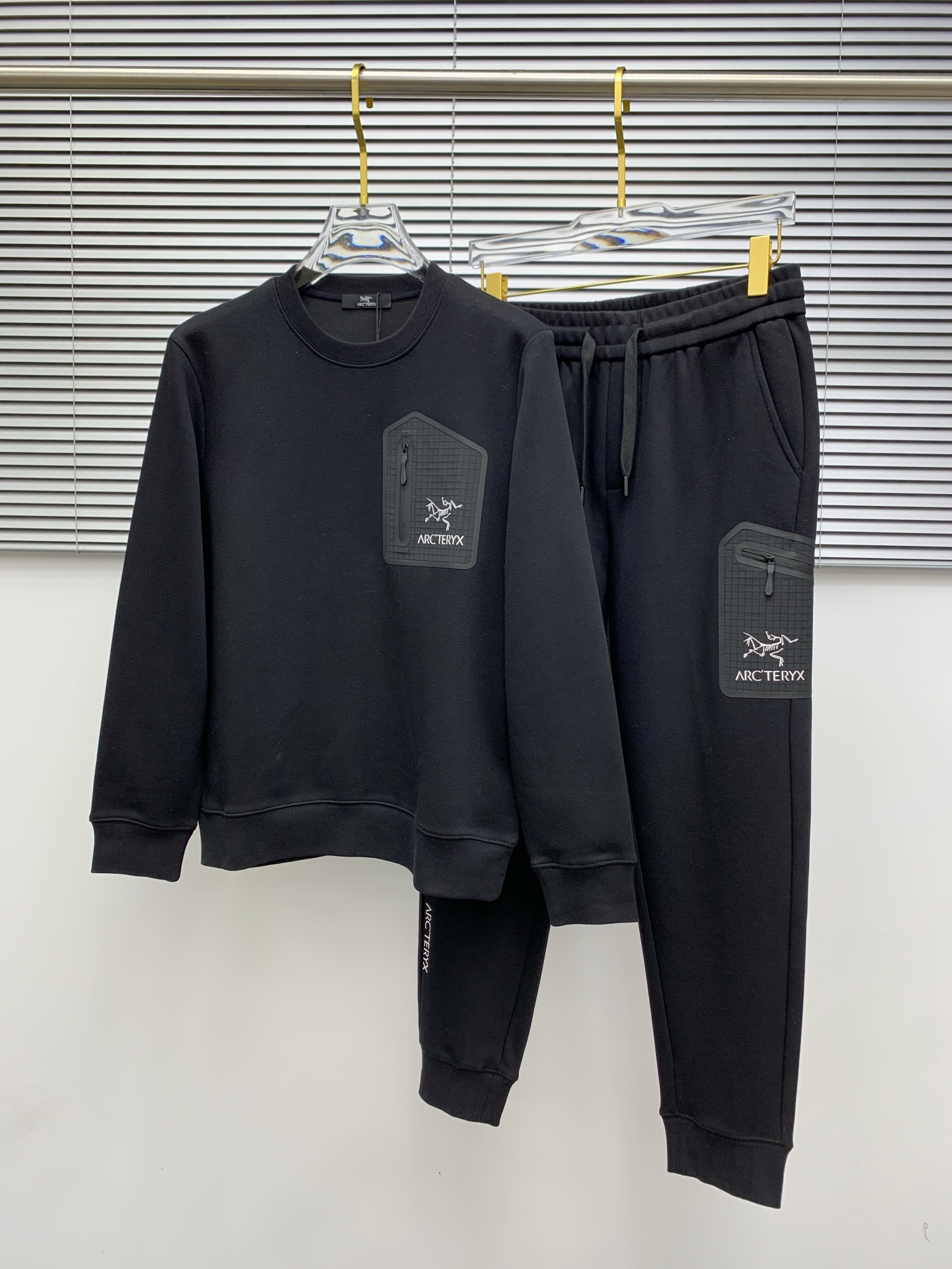 NO:128008,Archaeopteryx 25 early autumn new round neck latest set, the latest top-level classic heavy industry embroidered letter arrangement classic pattern trendy casual cardigan set, the top quality counter is on sale, the top-level production process imported fabric, the unique design of the counter model, the imported high-end custom imported silk thread feels first-class!  !  Code number M-3XL, arc'teryx,alexander wang19860909始祖鸟25早秋新款圆领最新款套装 最新最顶级经典重工刺绣字母排列经典图案潮流休闲开衫套装,最顶级的品质专柜在售,顶级制作工艺进口面料,专柜款独特设计,采用进口高端订制进口丝线手感一流！！ 码数M-3XL,arc'teryx,alexander wang,Men's clothing