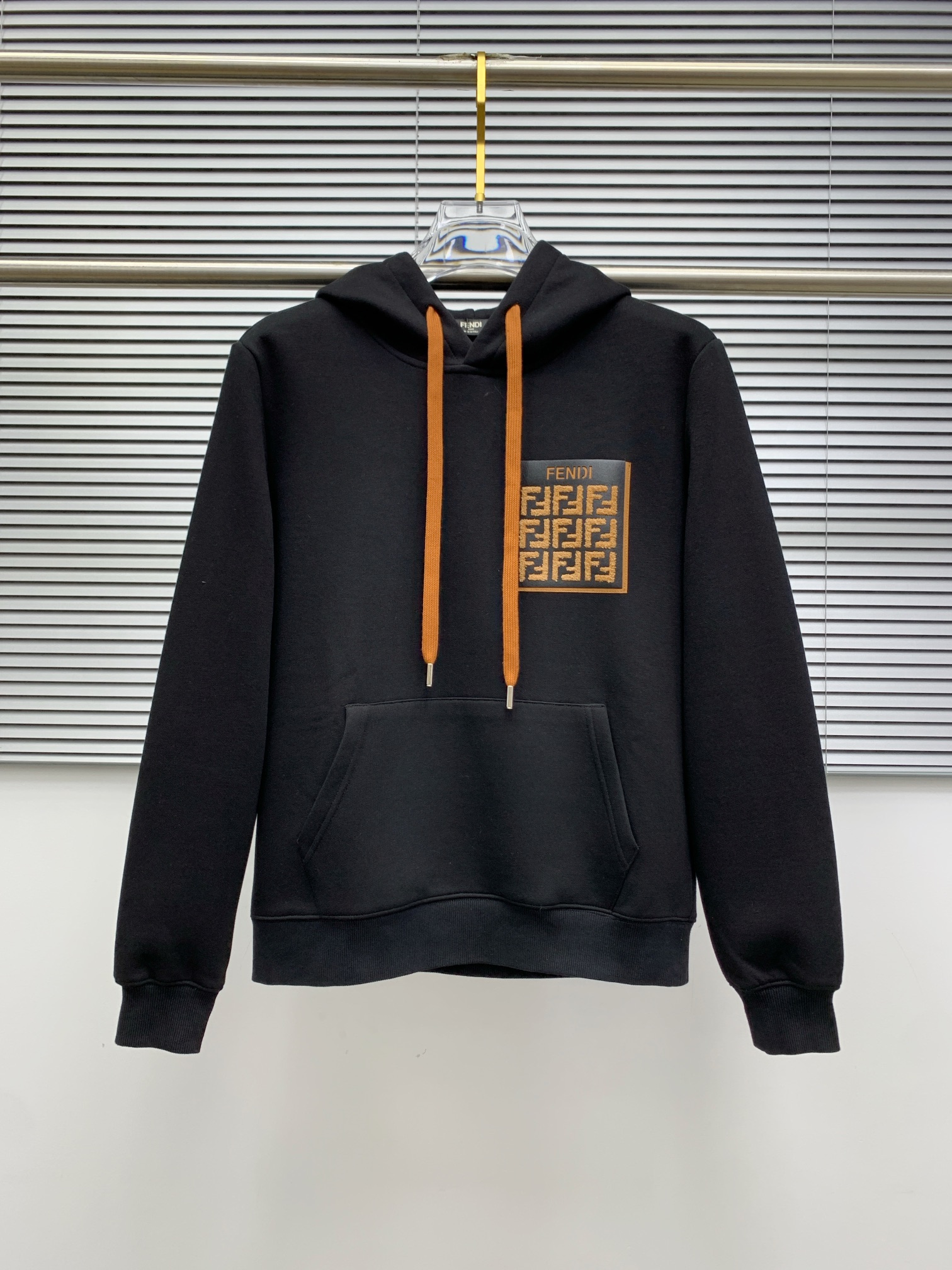 NO:128015,Fenjia 2025 early autumn new model, top version, the latest hooded sweatshirt is exclusively available!  Original reproduction, exclusive design, super craftsmanship!  Extremely luxurious!  Excellent style!  Size M-3XL, fendi, hoodie, sweatshirts, hats, alexander wang19860909芬家 2025早秋新款 顶级版本 最新款连帽卫衣独家发售！原版复刻,独家设计,超强工艺！极其奢华！版型超赞！尺码M-3XL,,fendi,hoodie,sweatshirts,hats,alexander wang,Men's clothing