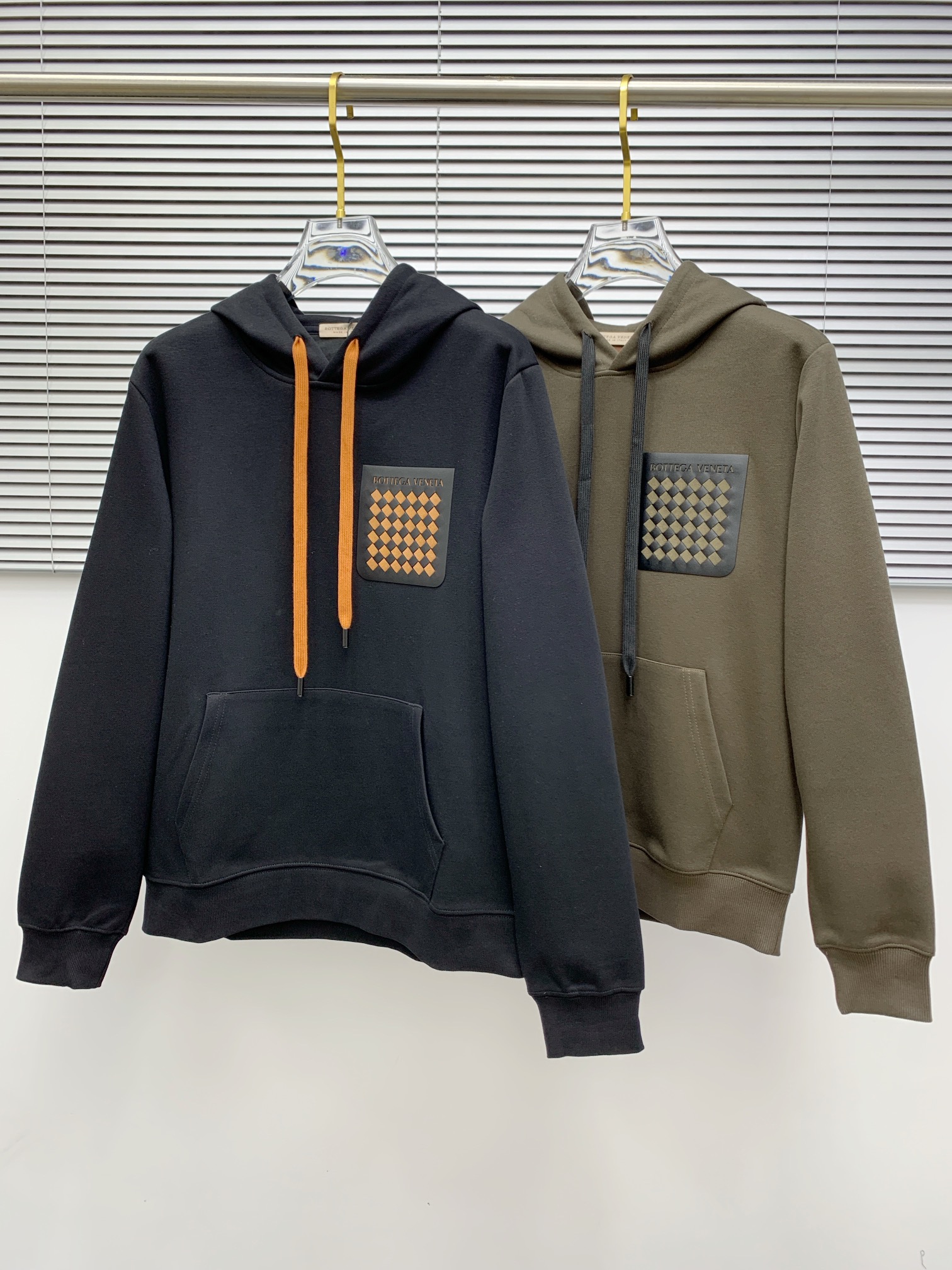 NO:128019,BV Home 2025 early autumn new model, top version, the latest hooded sweatshirt is exclusively available!  Original reproduction, exclusive design, super craftsmanship!  Extremely luxurious!  Excellent style!  Size M-3XL, bottega veneta, hoodie, sweatshirts, hats, alexander wang19860909BV家 2025早秋新款 顶级版本 最新款连帽卫衣独家发售！原版复刻,独家设计,超强工艺！极其奢华！版型超赞！尺码M-3XL,,bottega veneta,hoodie,sweatshirts,hats,alexander wang,Men's clothing