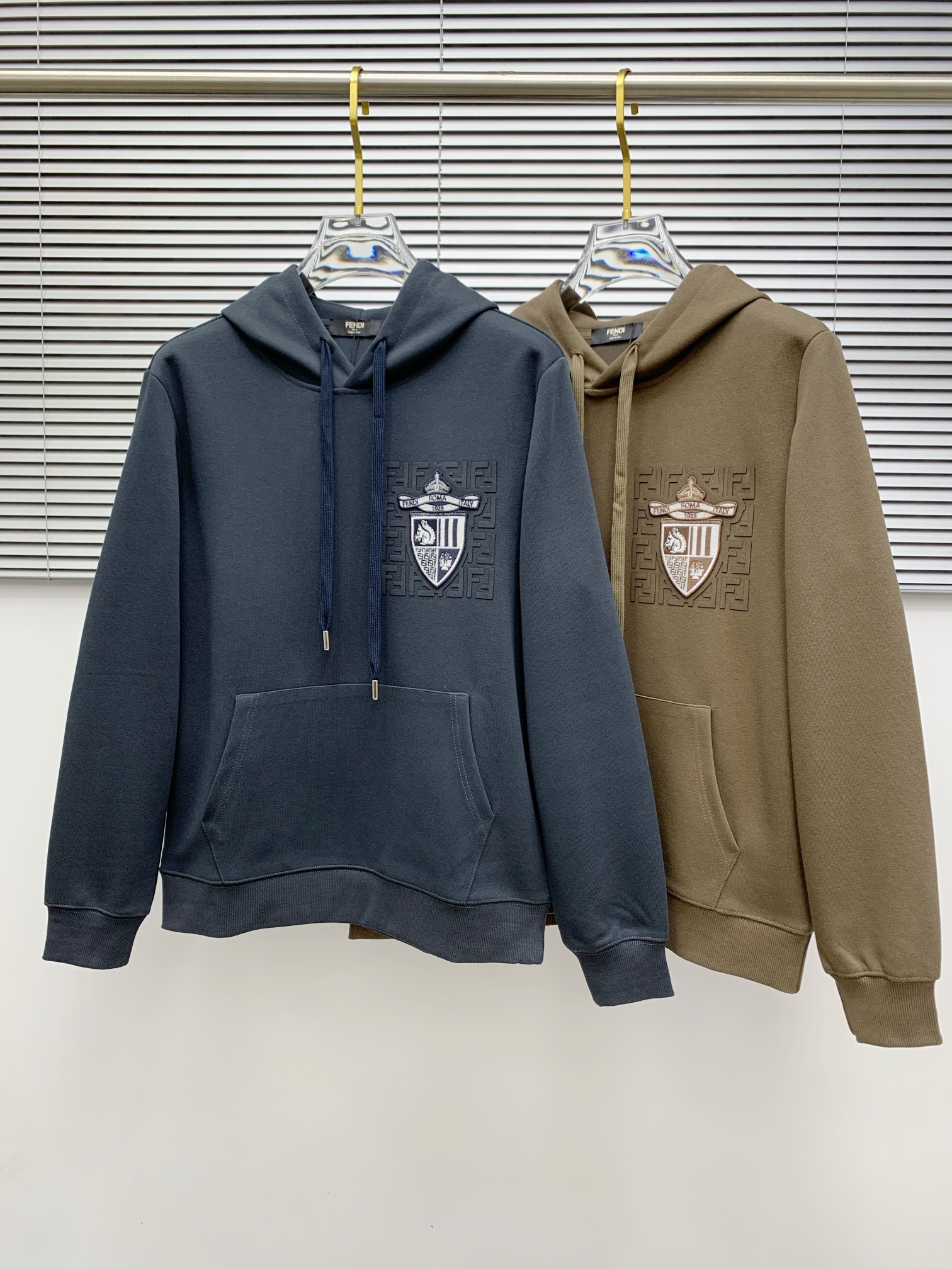 NO:128021,Fenjia 2025 early autumn new model, top version, the latest hooded sweatshirt is exclusively available!  Original reproduction, exclusive design, super craftsmanship!  Extremely luxurious!  Excellent style!  Size M-3XL, fendi, hoodie, sweatshirts, hats, alexander wang19860909芬家 2025早秋新款 顶级版本 最新款连帽卫衣独家发售！原版复刻,独家设计,超强工艺！极其奢华！版型超赞！尺码M-3XL,,fendi,hoodie,sweatshirts,hats,alexander wang,Men's clothing