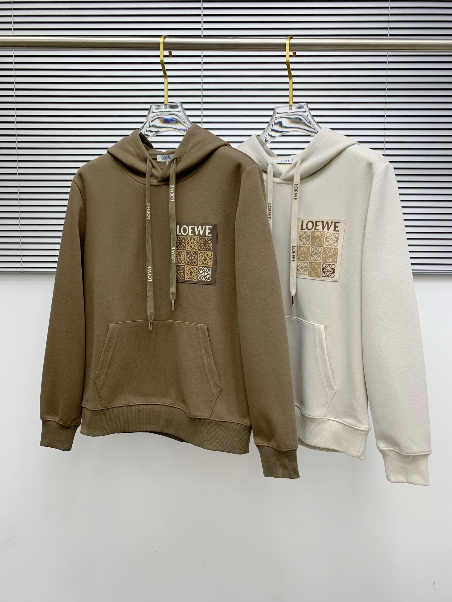 NO:128023,Luo Yijia 2025 early autumn new model, top version, the latest hooded sweatshirt is exclusively available!  Original reproduction, exclusive design, super craftsmanship!  Extremely luxurious!  Excellent style!  Size M-3XL, loewe, hoodie, sweatshirts, hats, alexander wang19860909罗意家 2025早秋新款 顶级版本 最新款连帽卫衣独家发售！原版复刻,独家设计,超强工艺！极其奢华！版型超赞！尺码M-3XL,,loewe,hoodie,sweatshirts,hats,alexander wang,Men's clothing