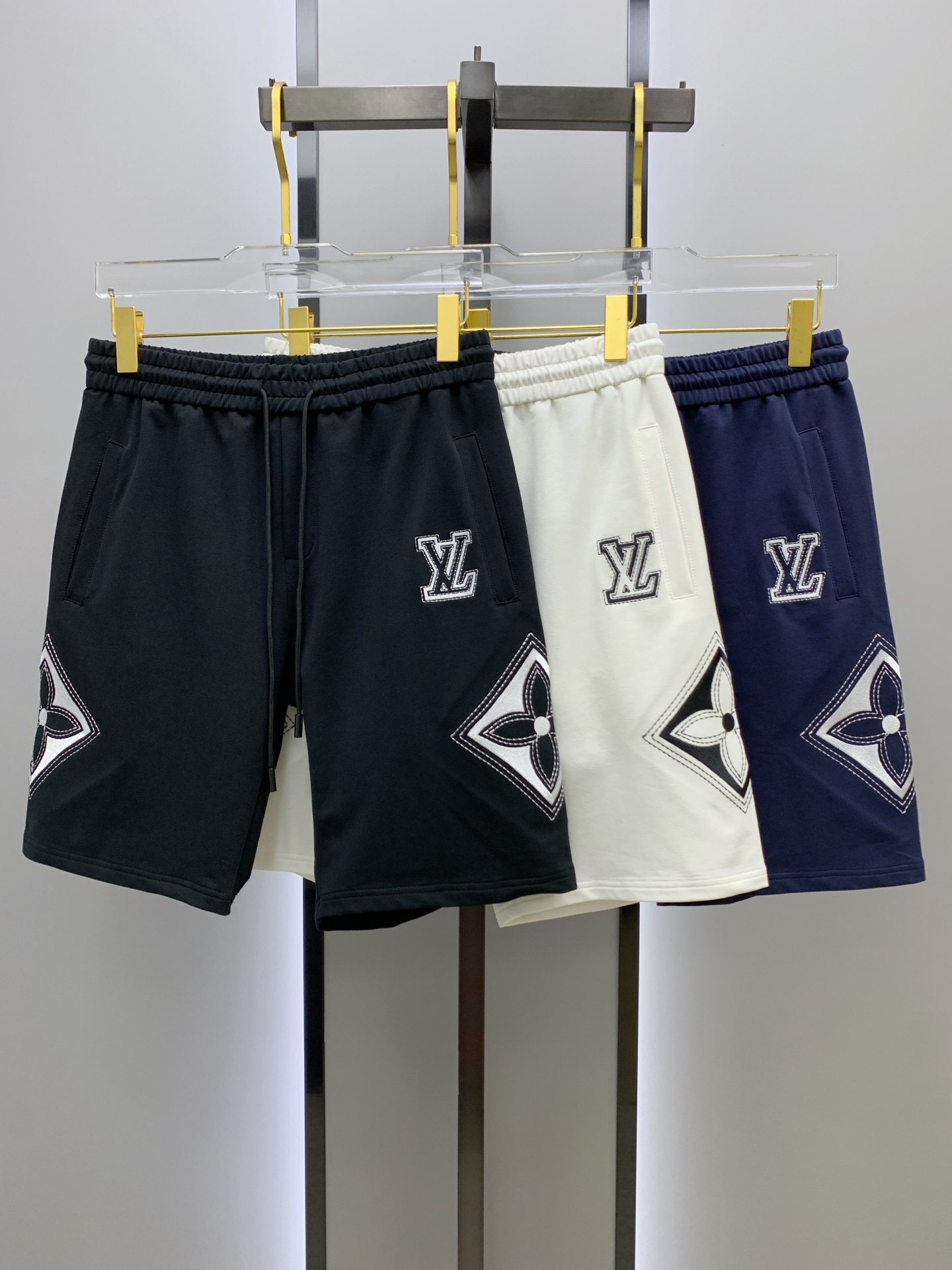 NO:413018,LV Donkey Home 25 spring and summer new elastic strap casual shorts, customized counter fabric, breathable and comfortable, impeccable details, brand element embroidery design concept, reflecting high quality. It feels delicate and soft!  It is casually cut, with a great upper body style!  Code number M-3XL, louis vuitton,louis vuitton,louis vuitton, shorts,alexander wang19860909LV 驴家 25春夏新款松紧带休闲短裤,专柜定制面料 透气舒适度高,细节无可挑剔,品牌元素刺绣设计理念,体现高品质.手感细腻柔软！呈现休闲裁剪,上身版型超赞！码数M-3XL,,louis vuitton,louis vuitton,louis vuitton,shorts,alexander wang,Men's clothing